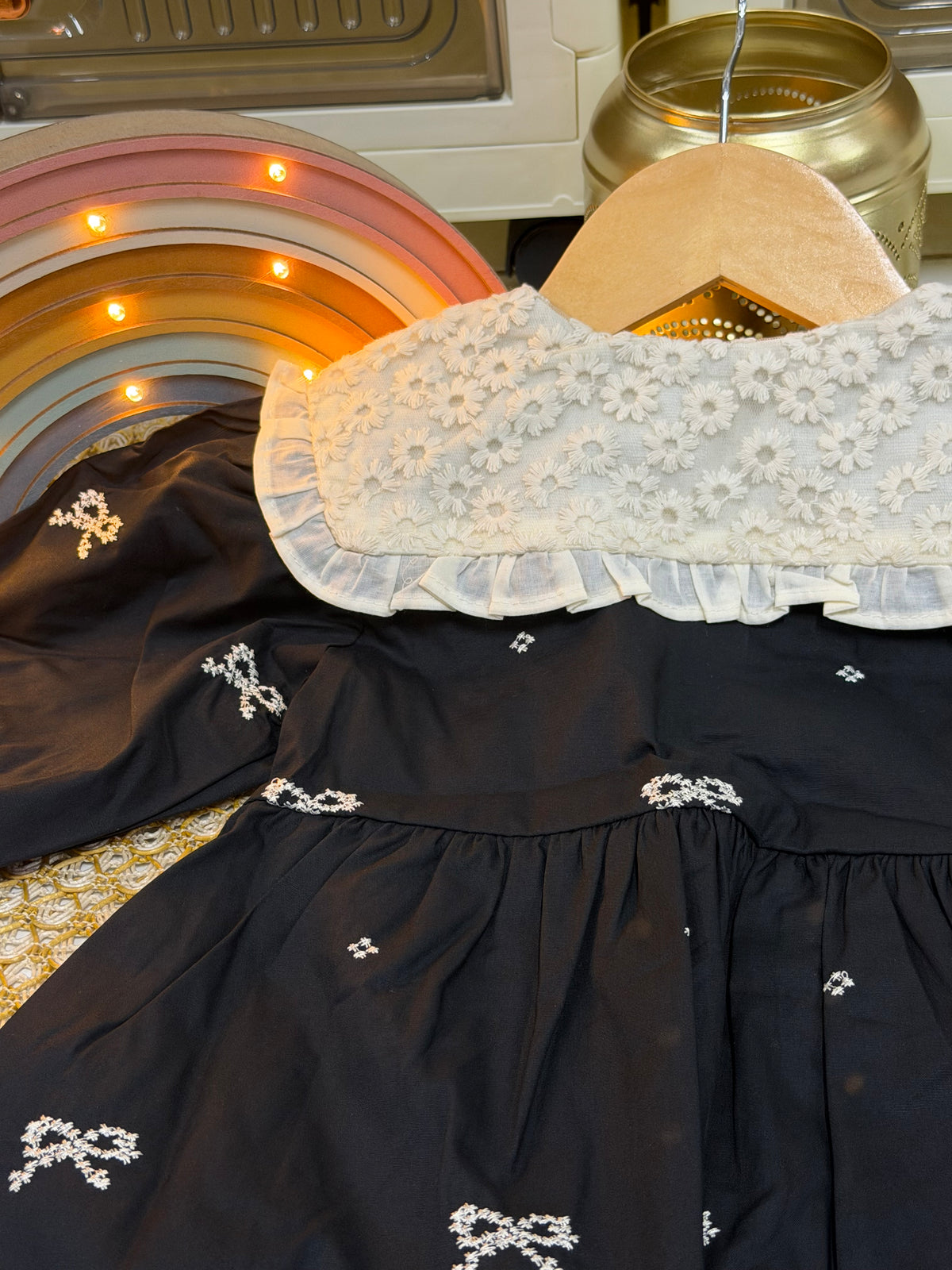 Vestido negro con lazos