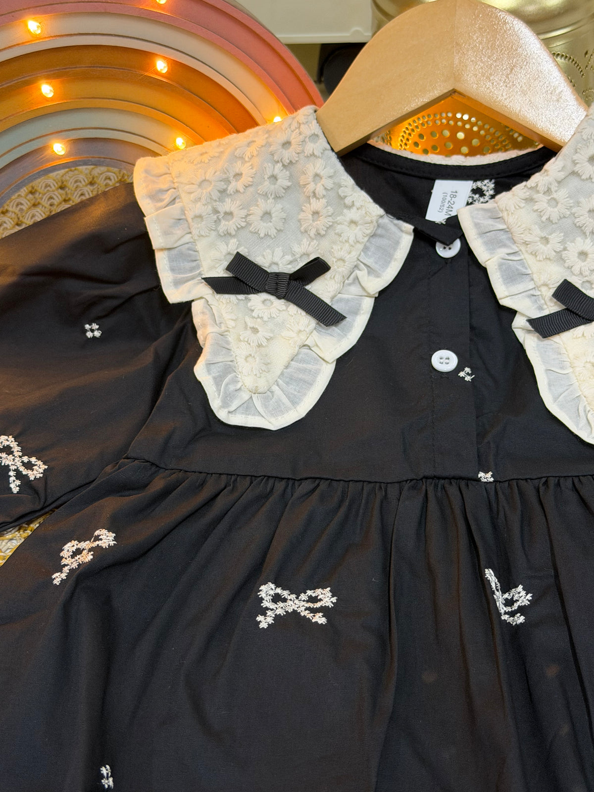 Vestido negro con lazos