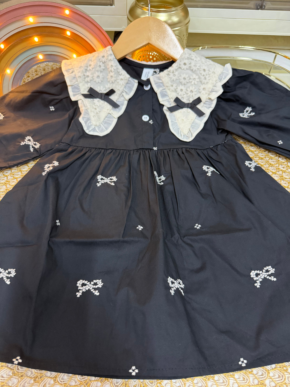 Vestido negro con lazos