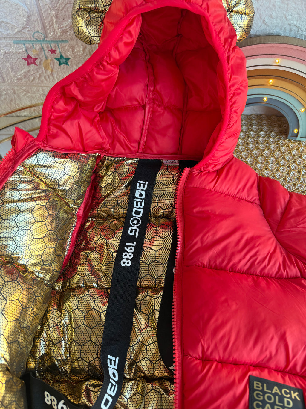 Chaqueta roja con dorado