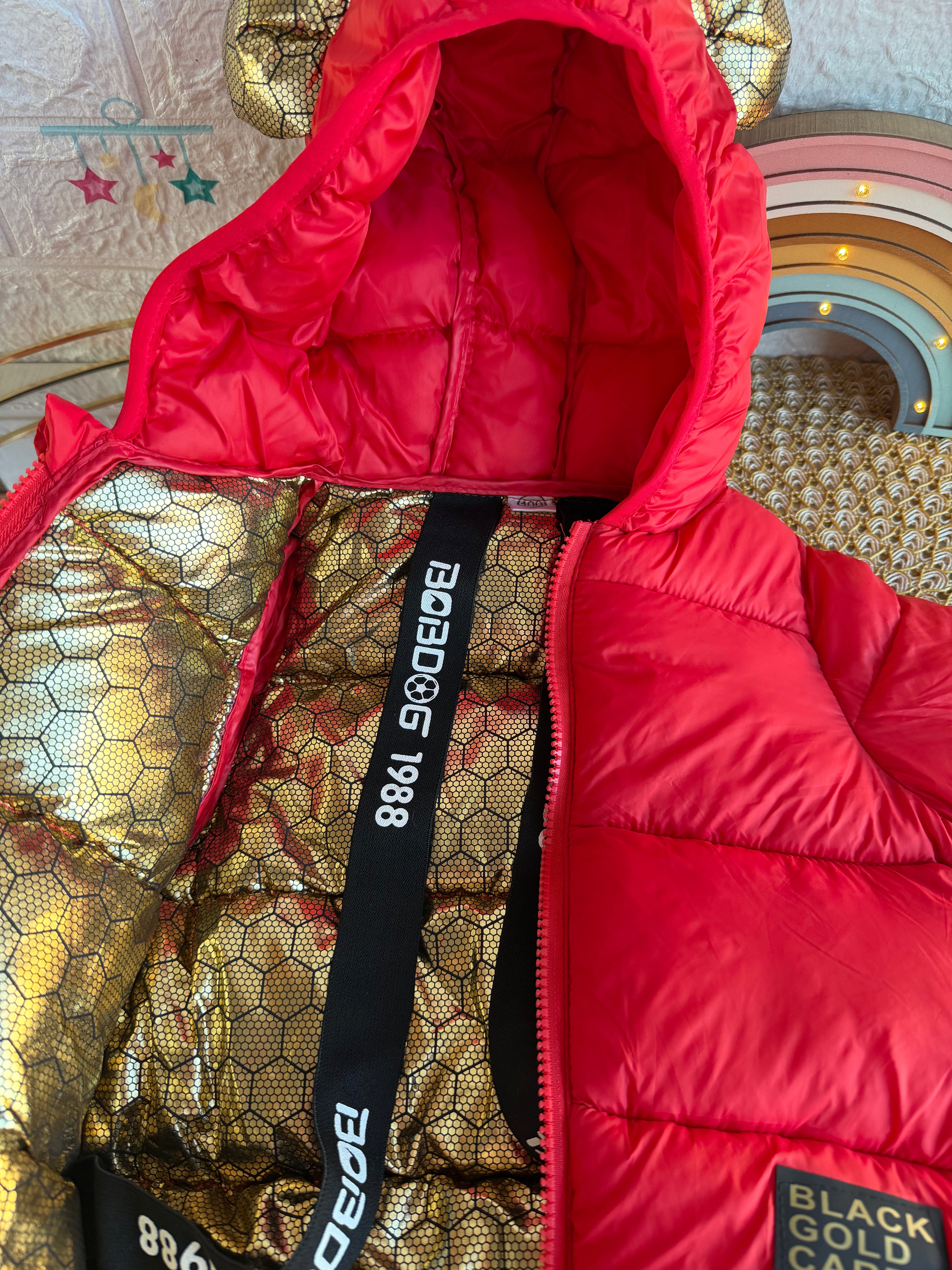 Chaqueta roja con dorado