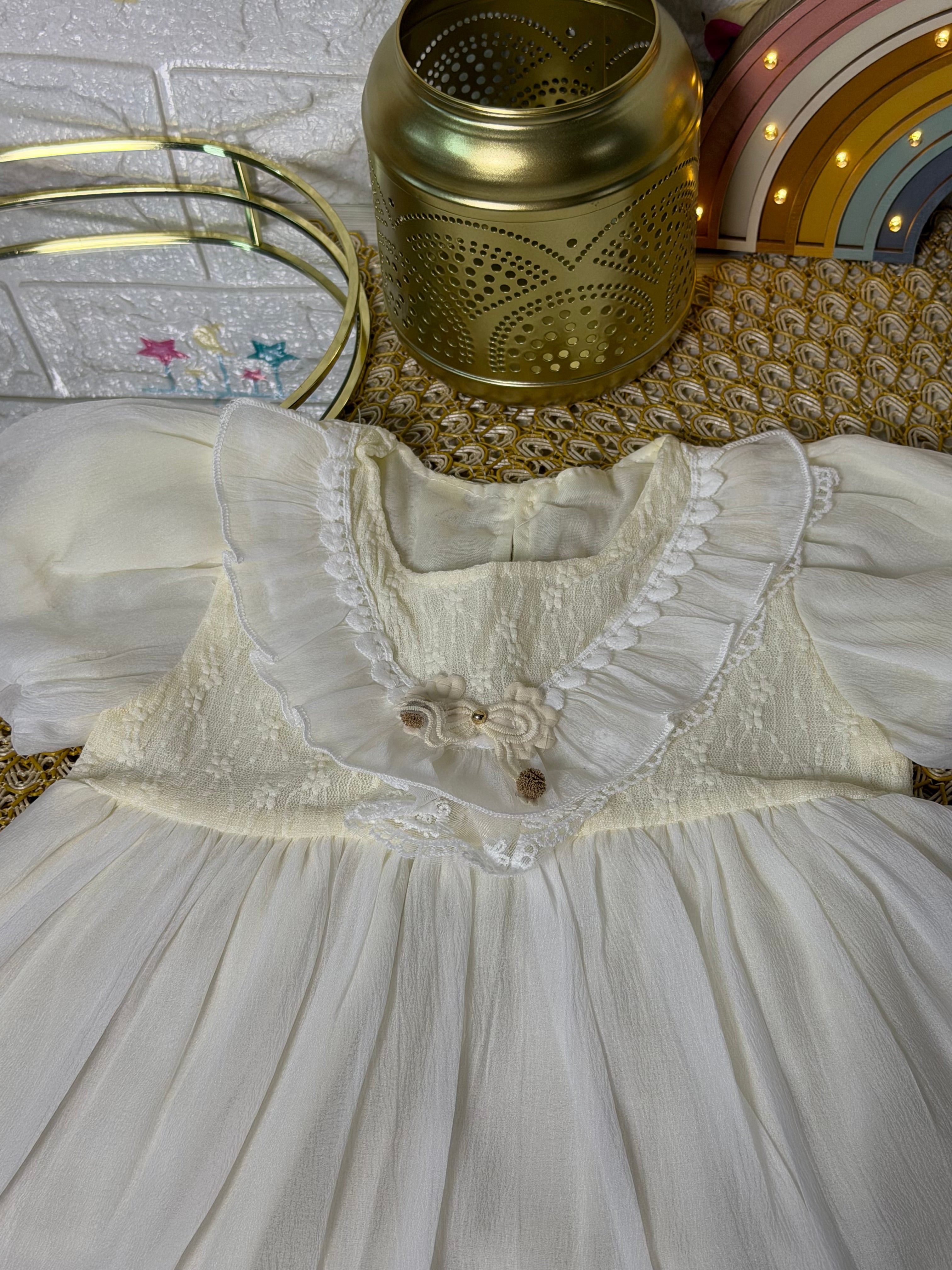 Vestido princesa cuello encaje