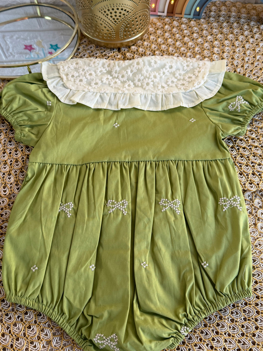 Body verde con lazos