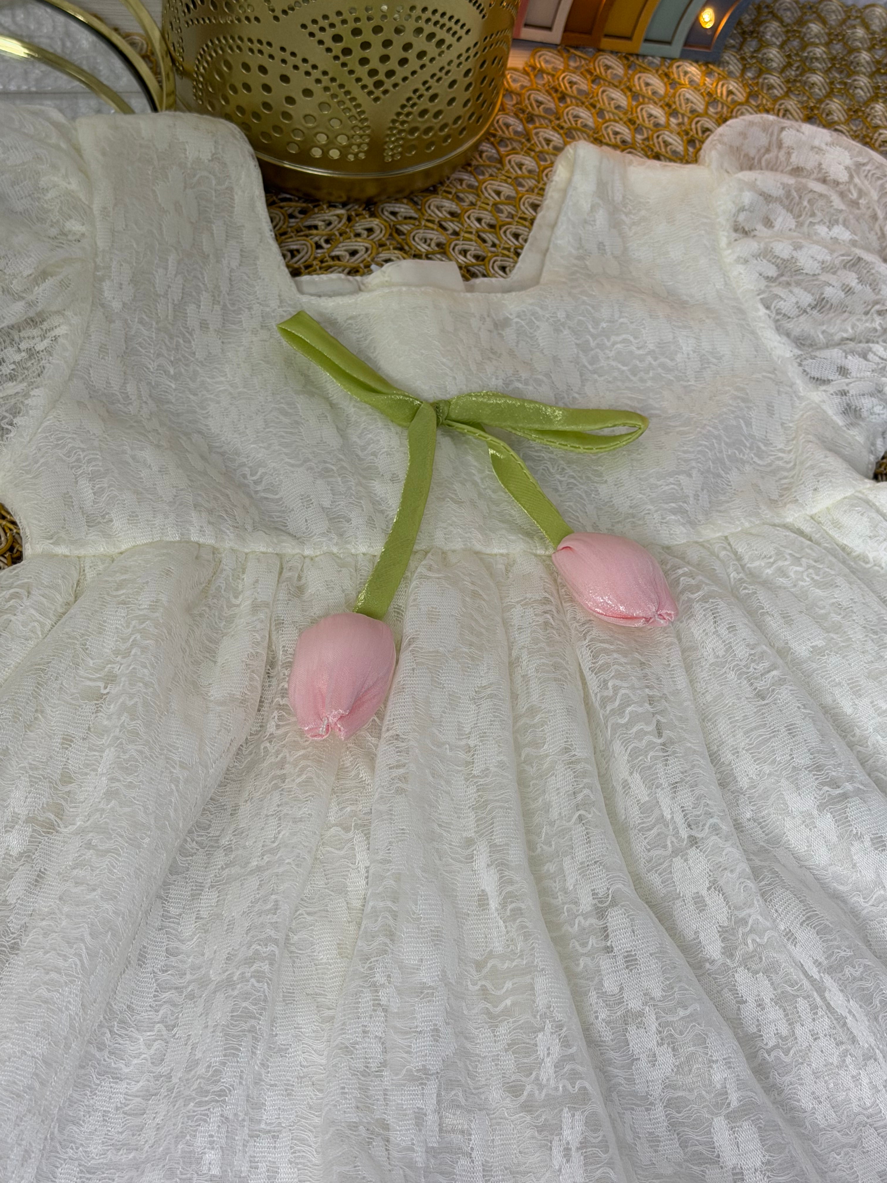 Vestido encaje con tulipán