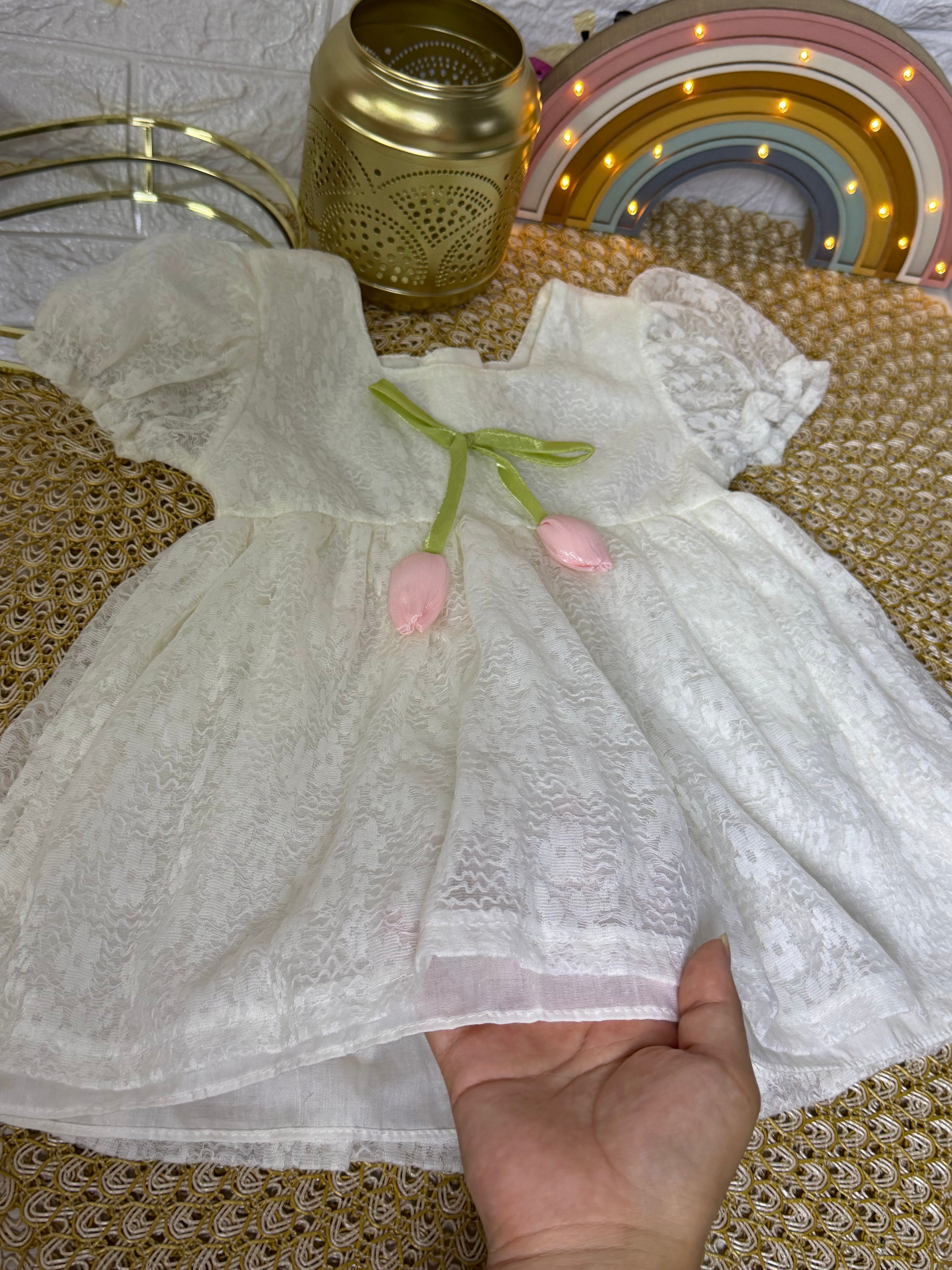 Vestido encaje con tulipán