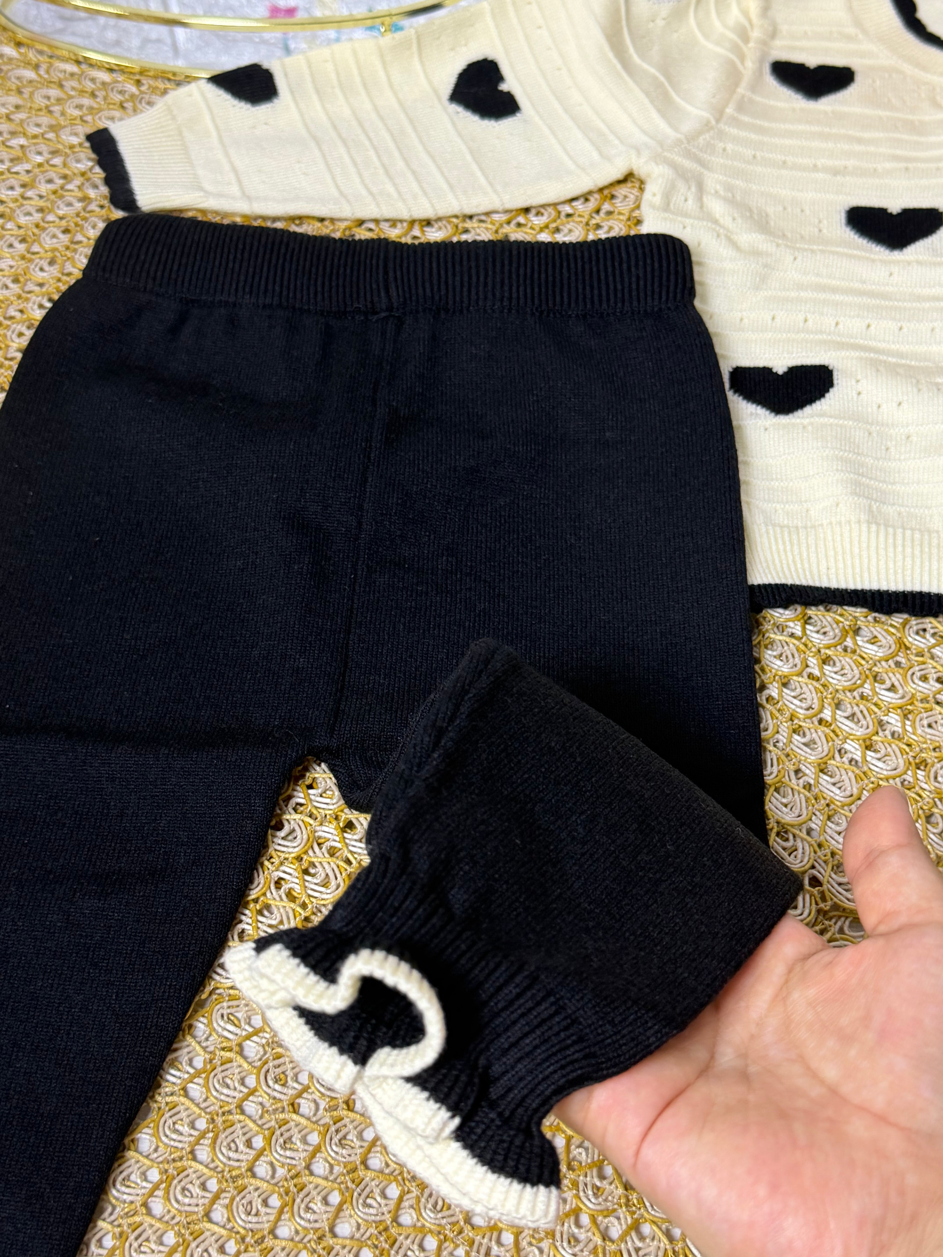 Conjunto tejido negro corazón