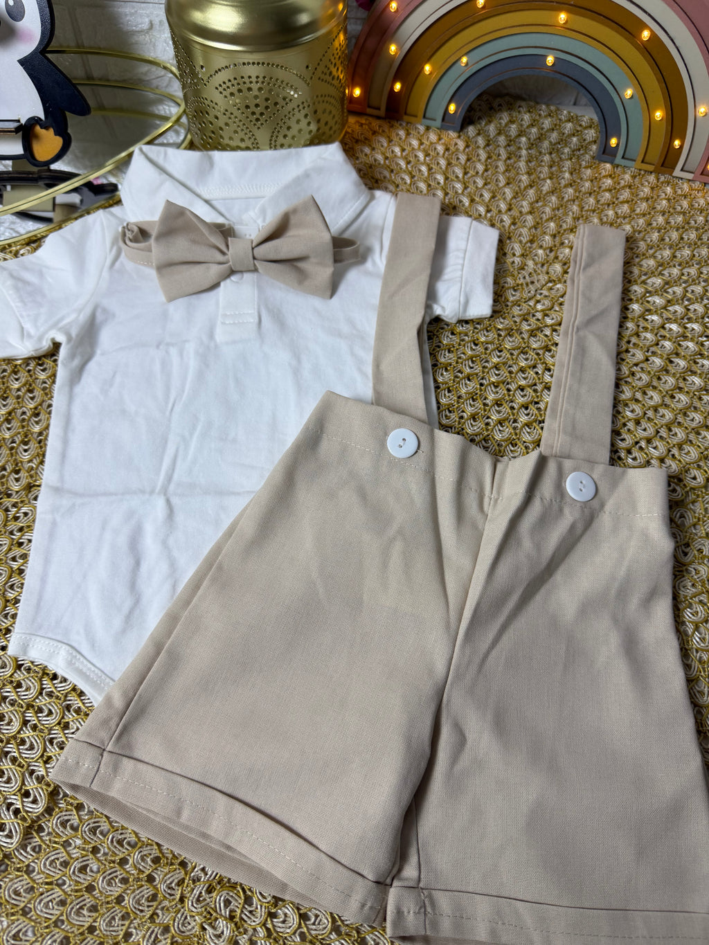 Conjunto 3 piezas beige body, overol y lazo