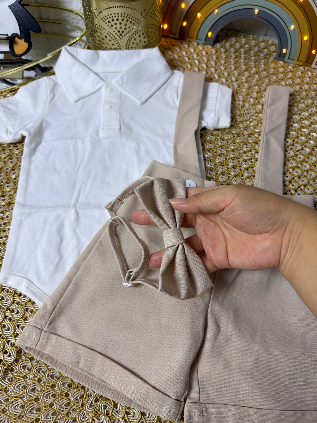 Conjunto 3 piezas beige body, overol y lazo
