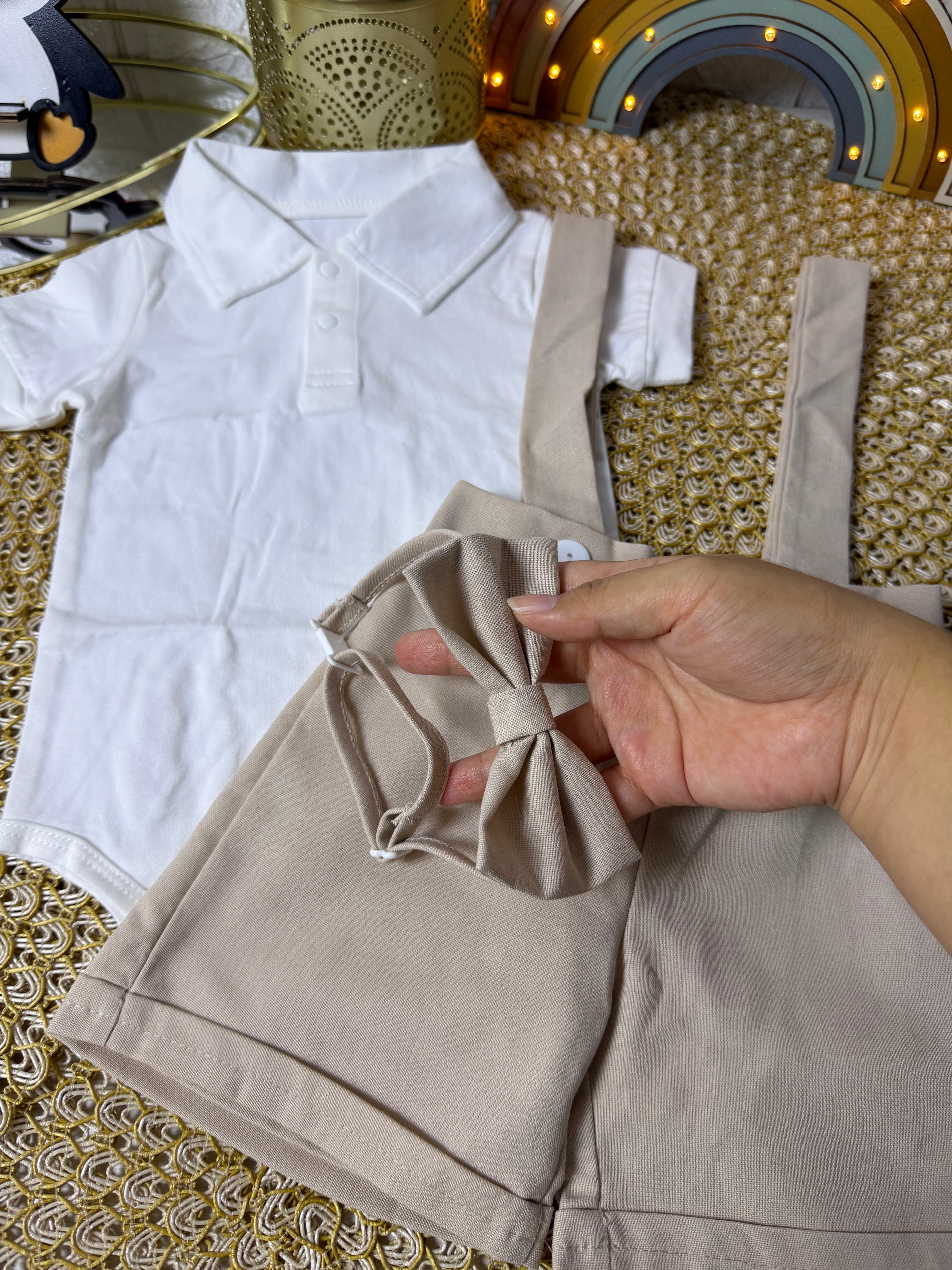 Conjunto 3 piezas beige body, overol y lazo