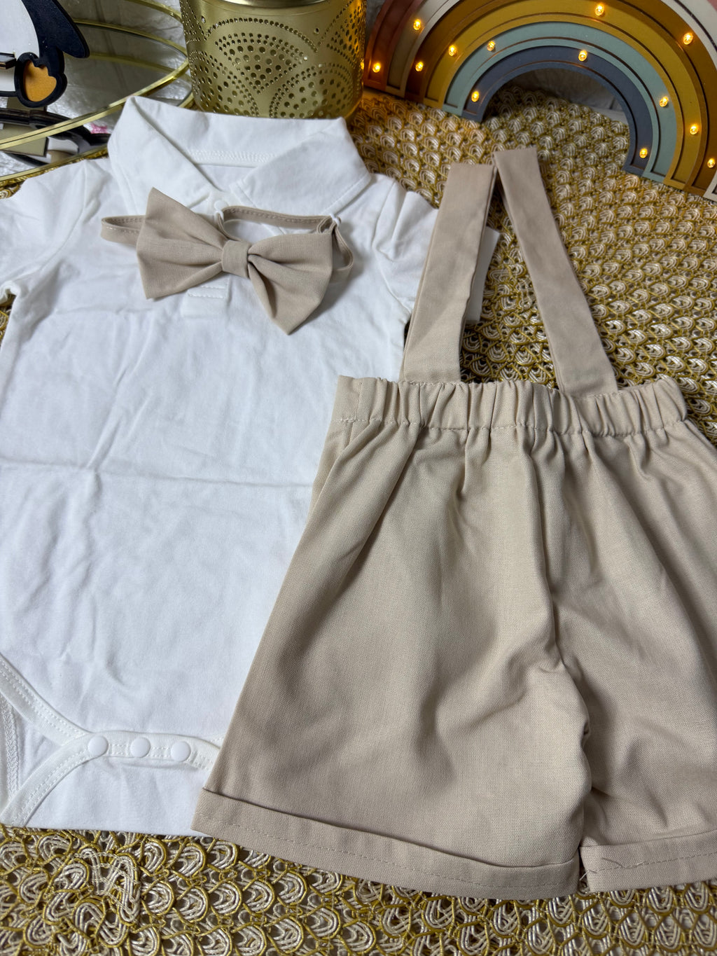 Conjunto 3 piezas beige body, overol y lazo
