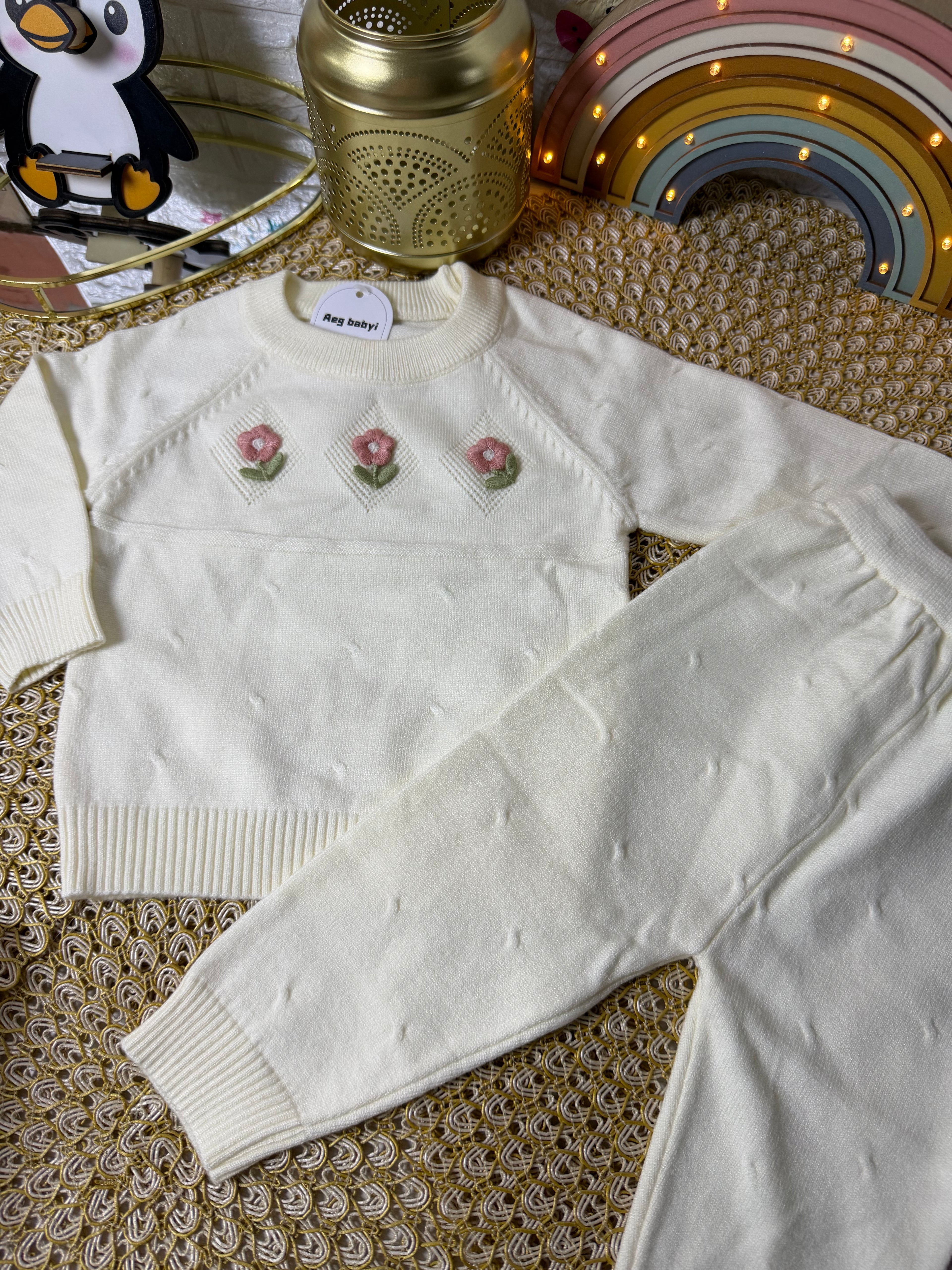 Conjunto crema flores bordadas