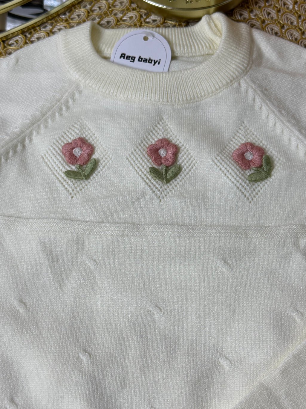 Conjunto crema flores bordadas
