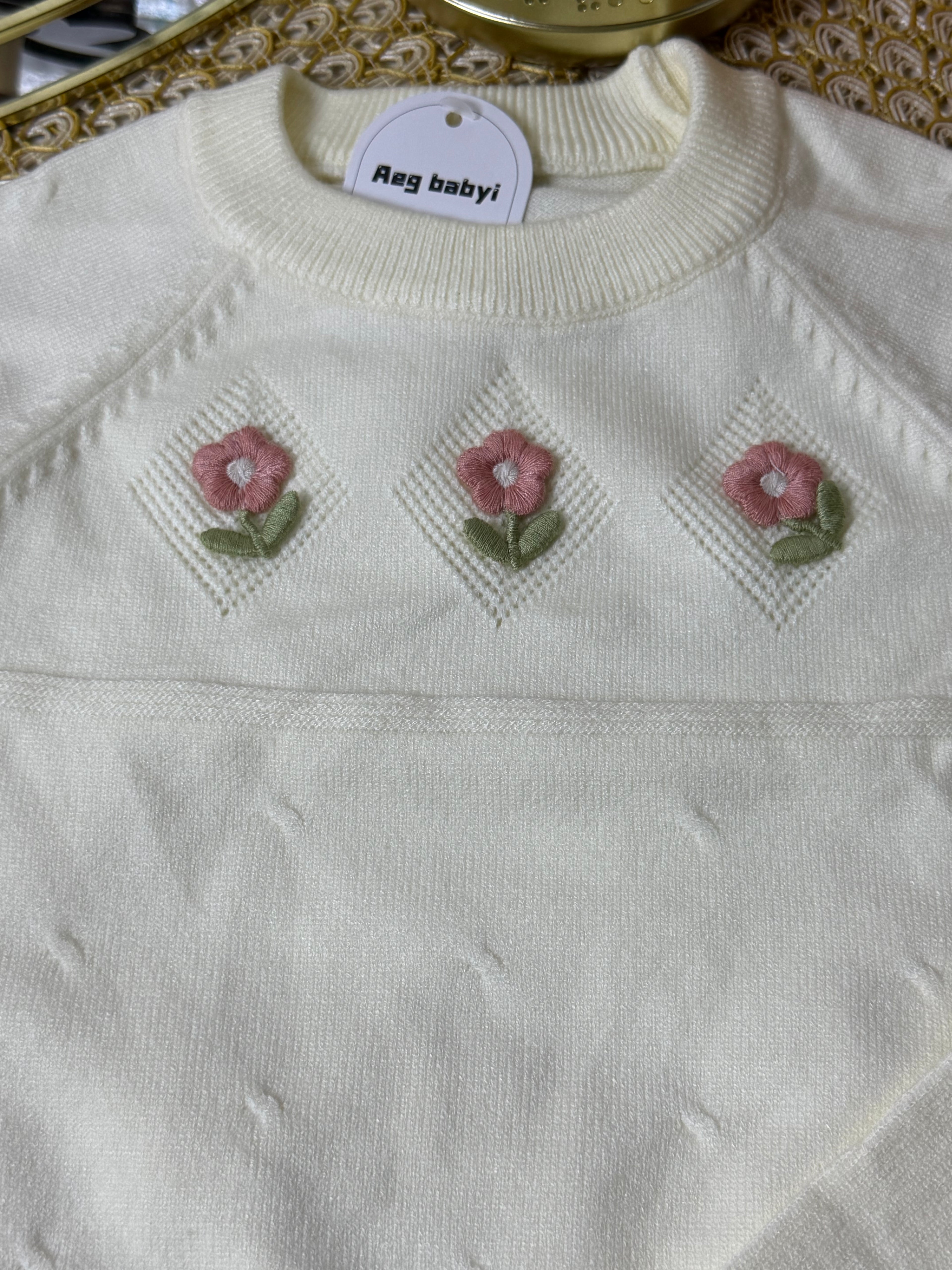 Conjunto crema flores bordadas