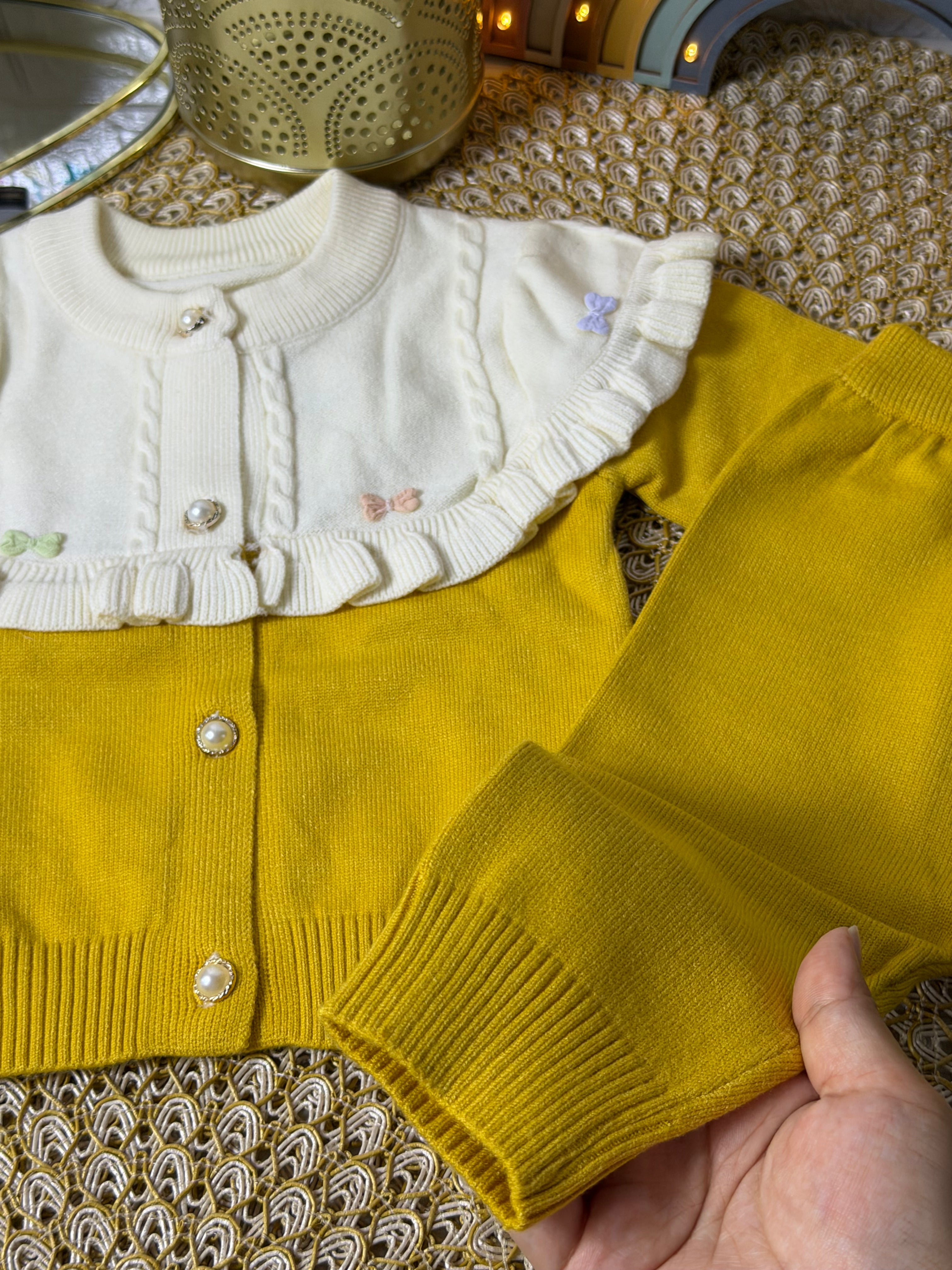Conjunto amarillo botones perlas