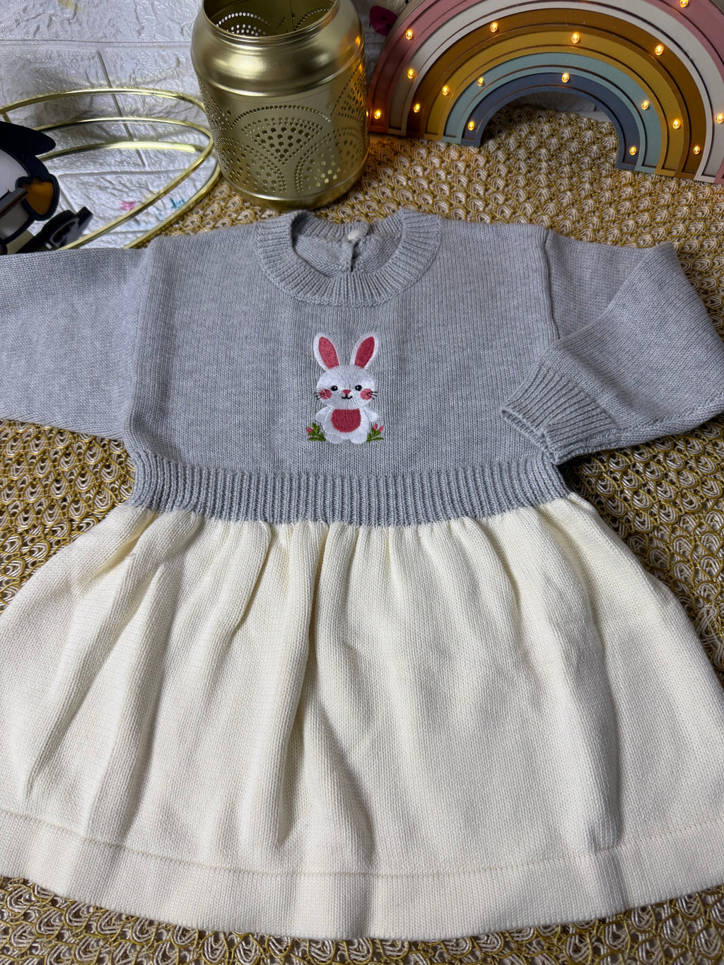 Vestido tejido conejo bordado