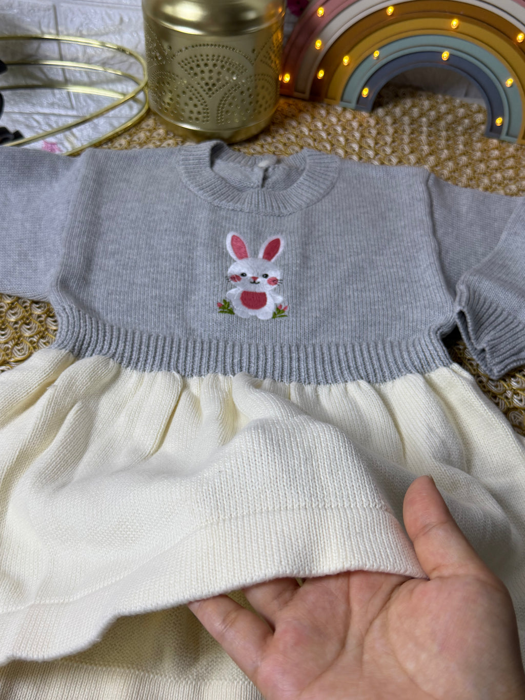 Vestido tejido conejo bordado
