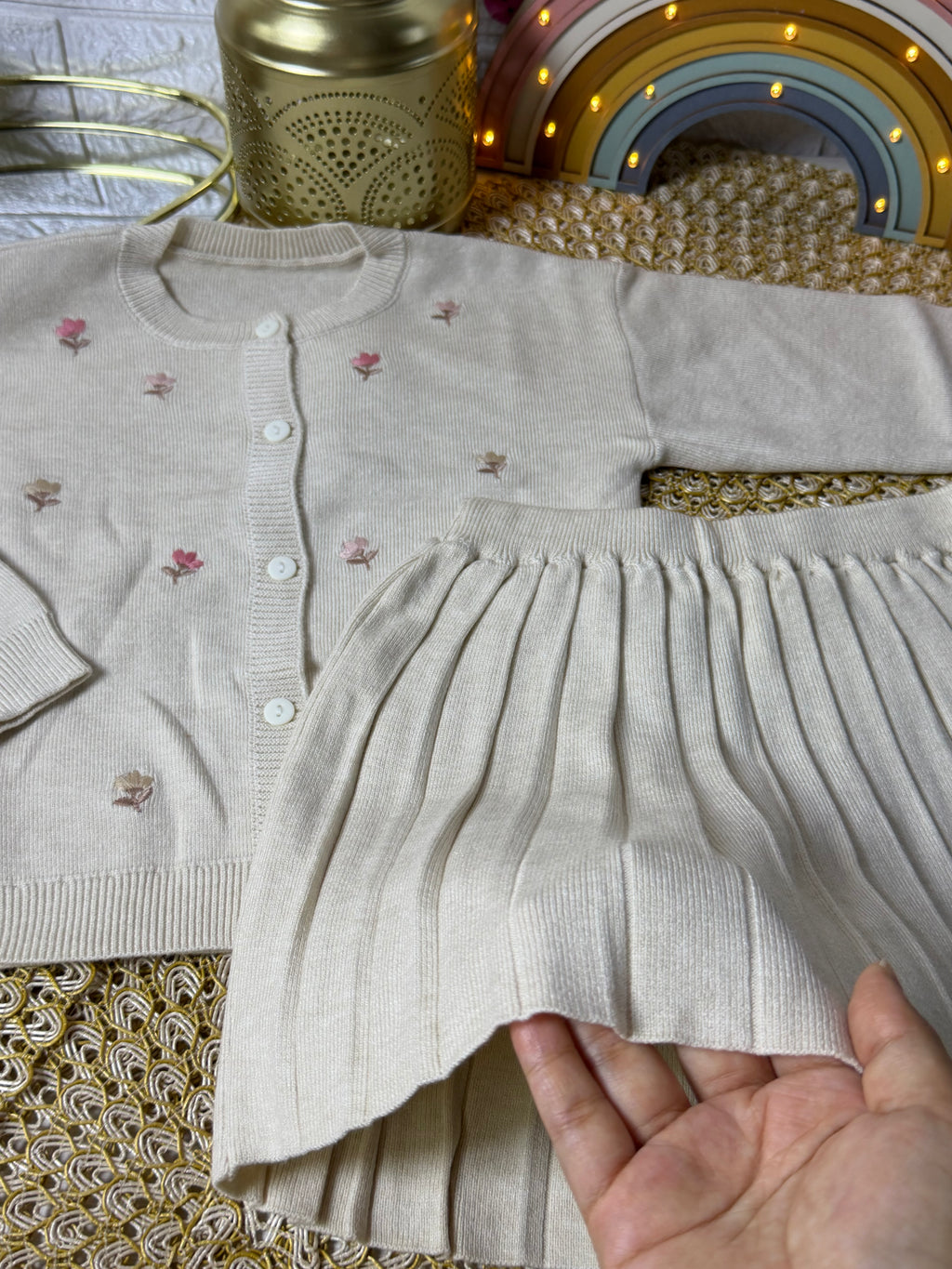 Conjunto tejido beige con falda