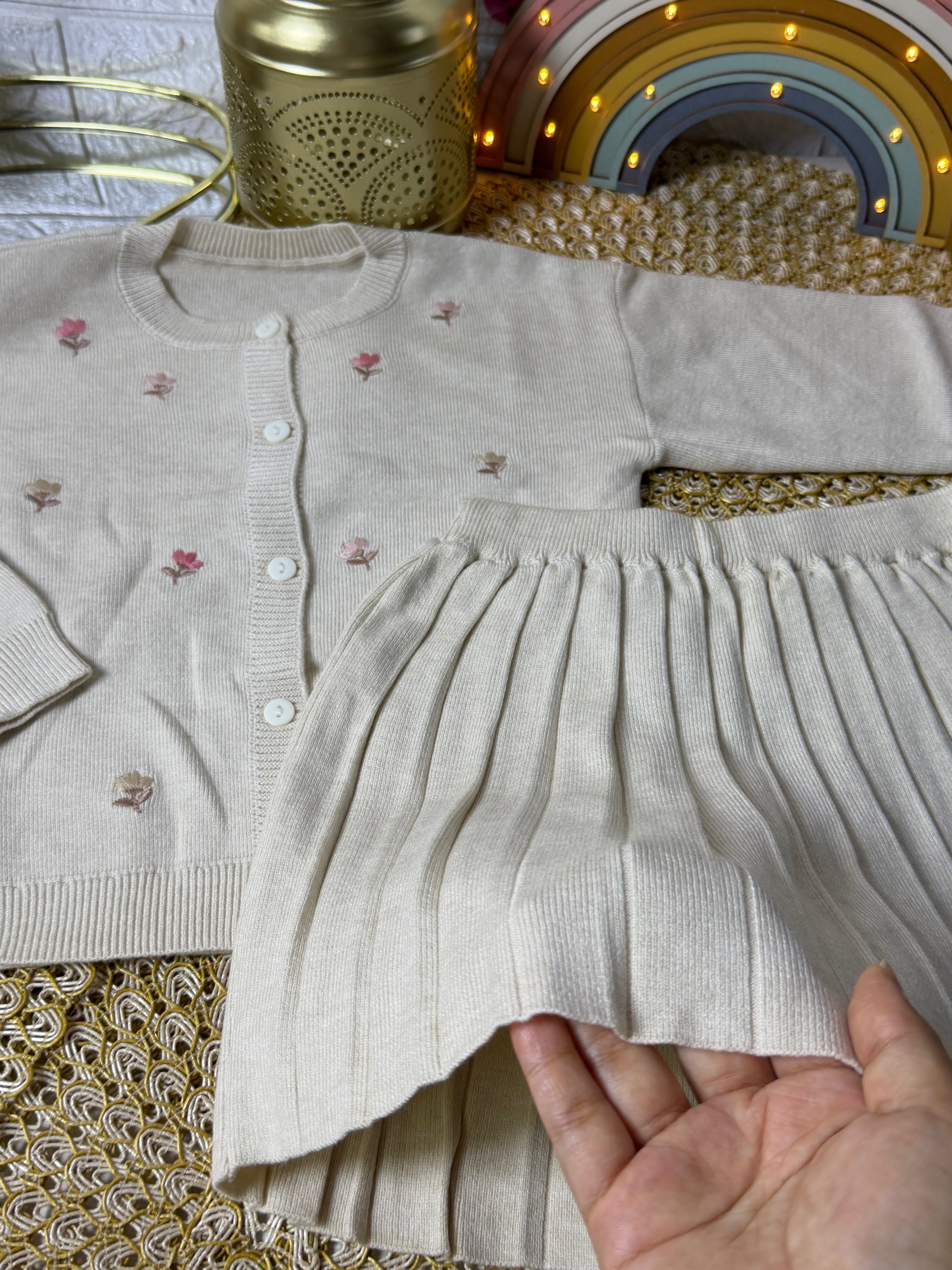 Conjunto tejido beige con falda