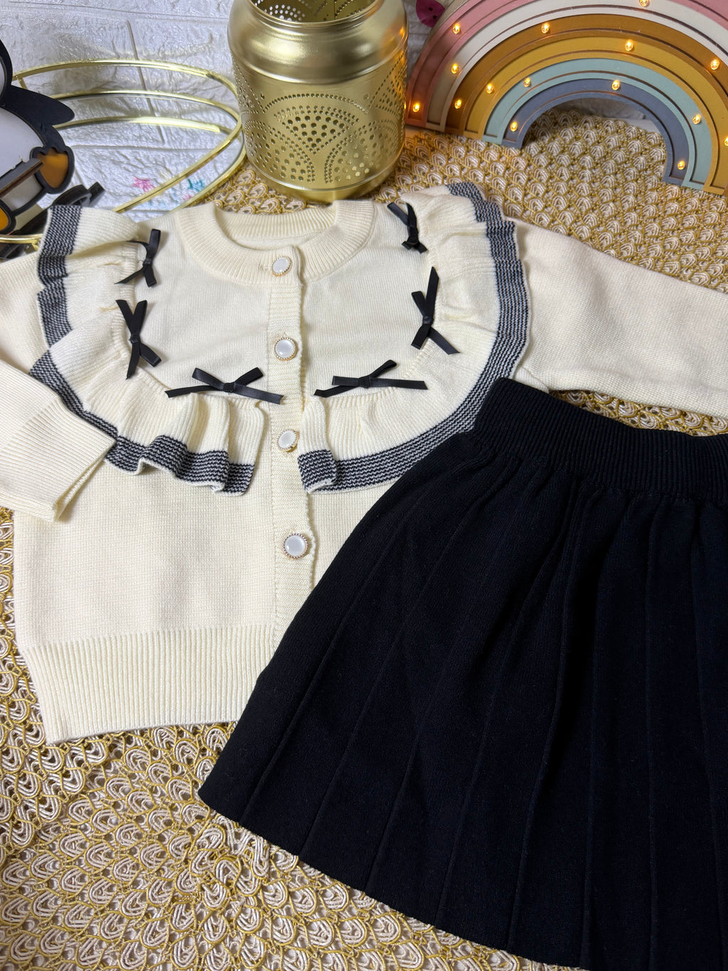 Conjunto beige con falda negra