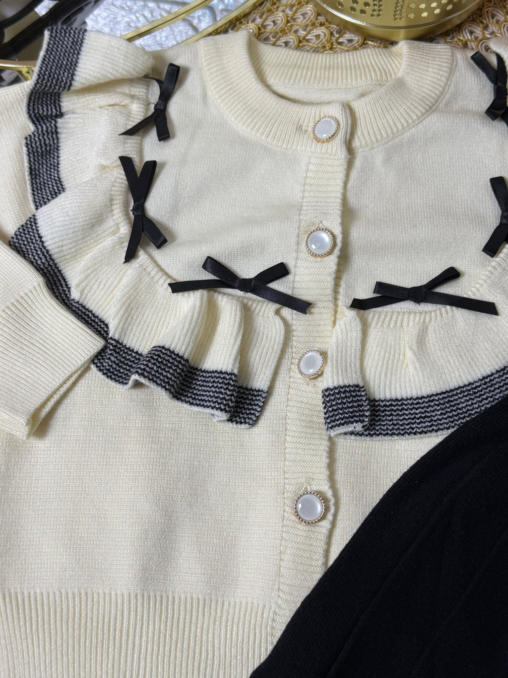 Conjunto beige con falda negra