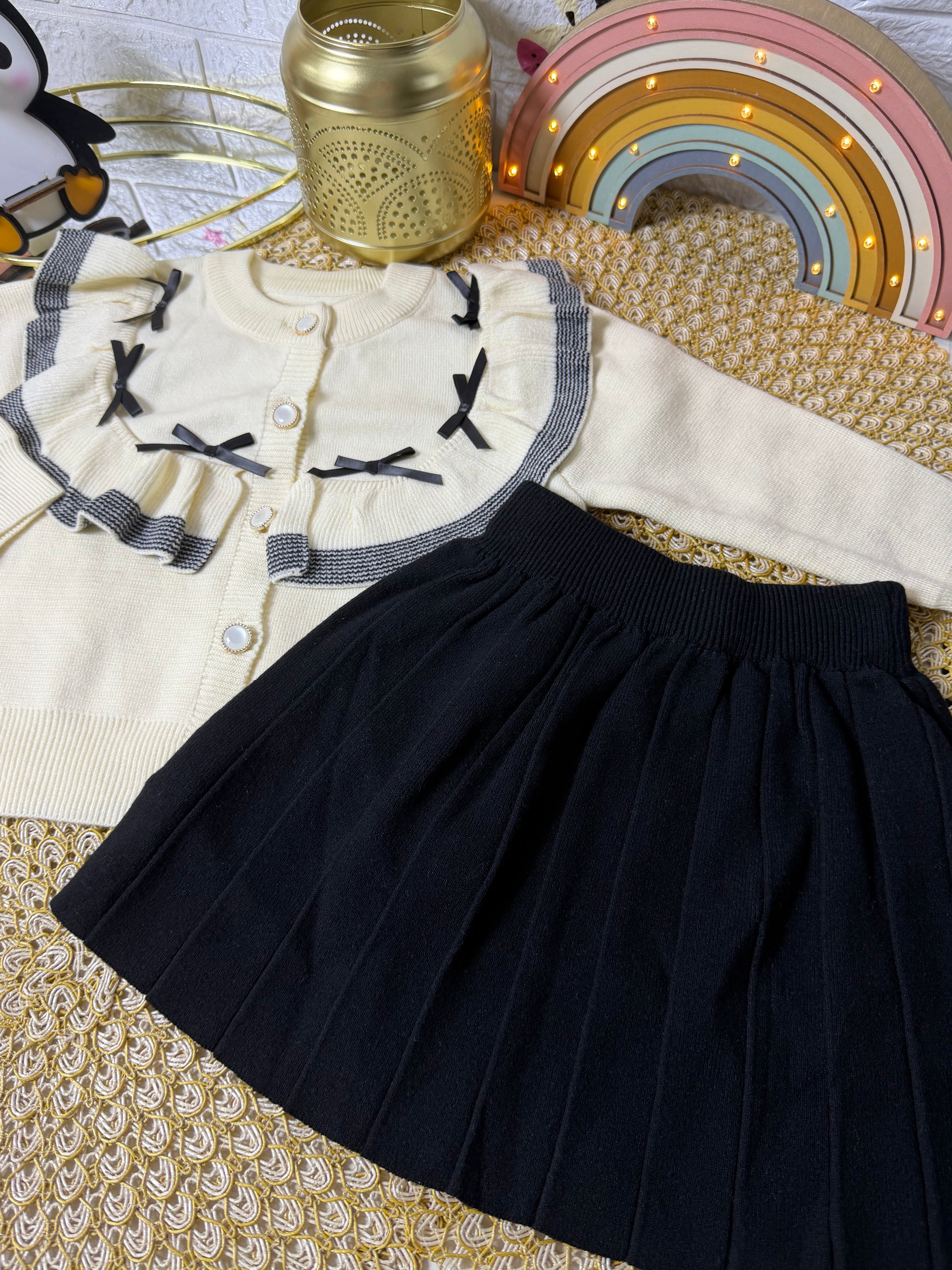 Conjunto beige con falda negra