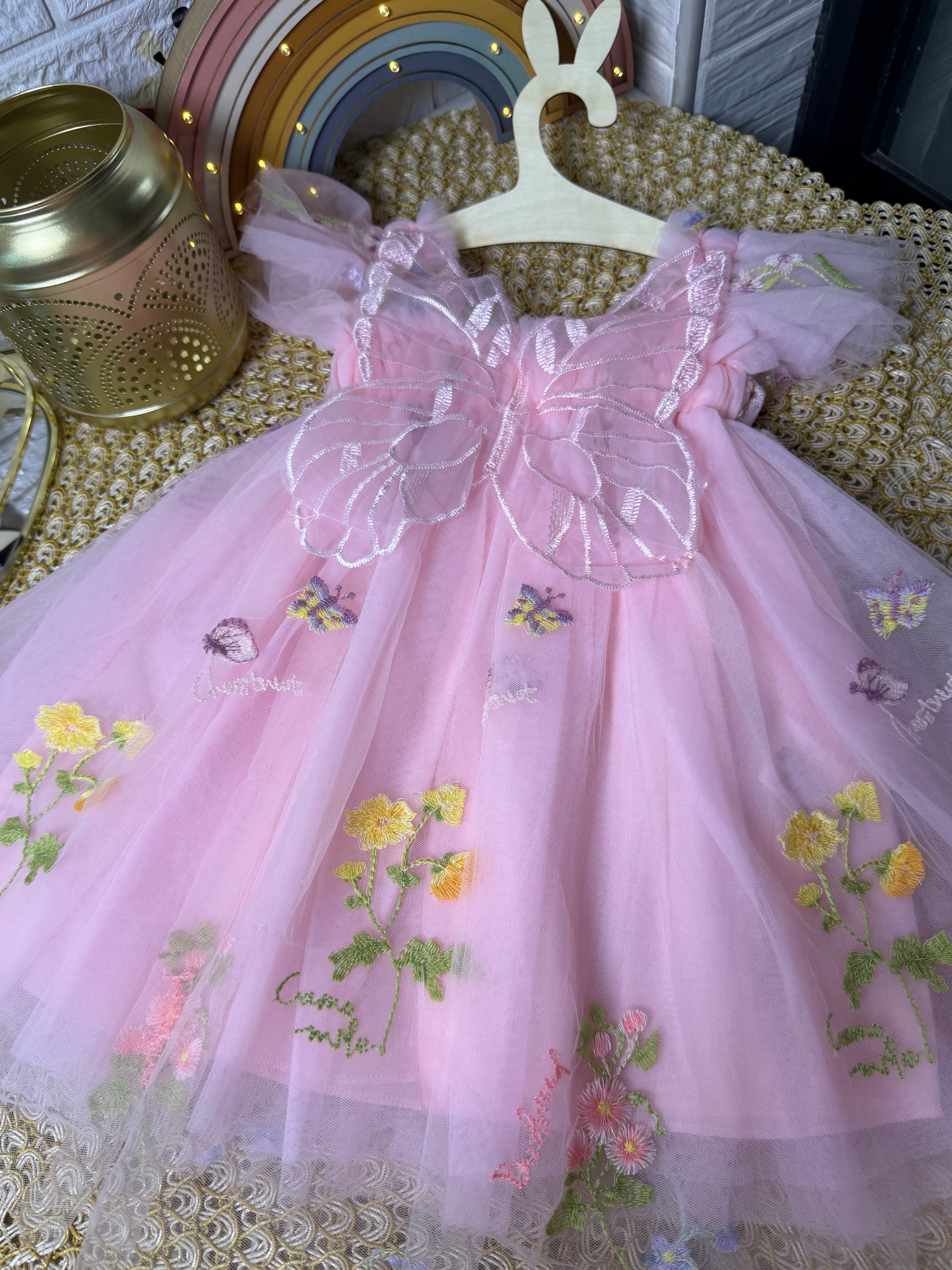 Vestido tull rosa alas mariposa
