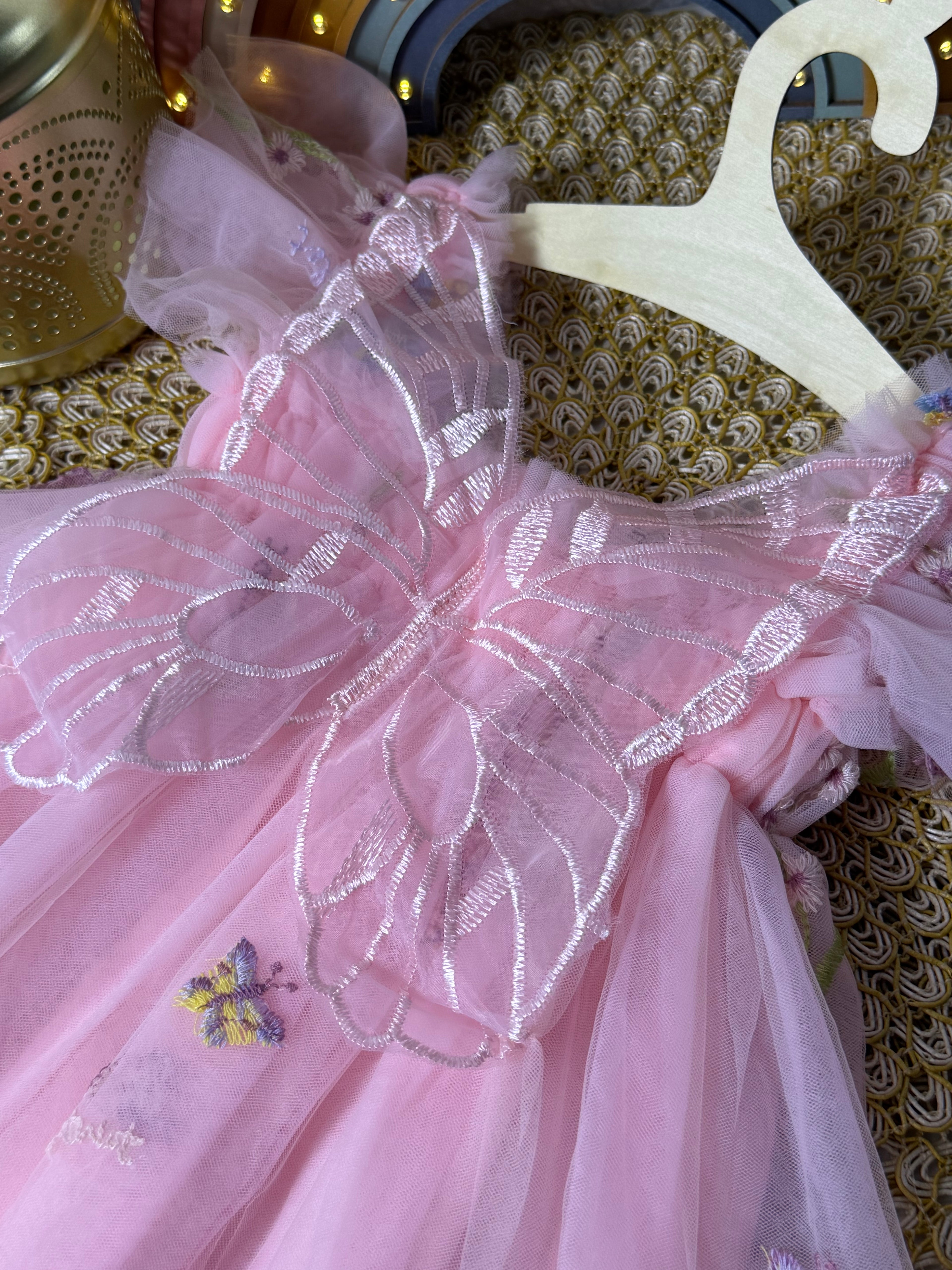 Vestido tull rosa alas mariposa