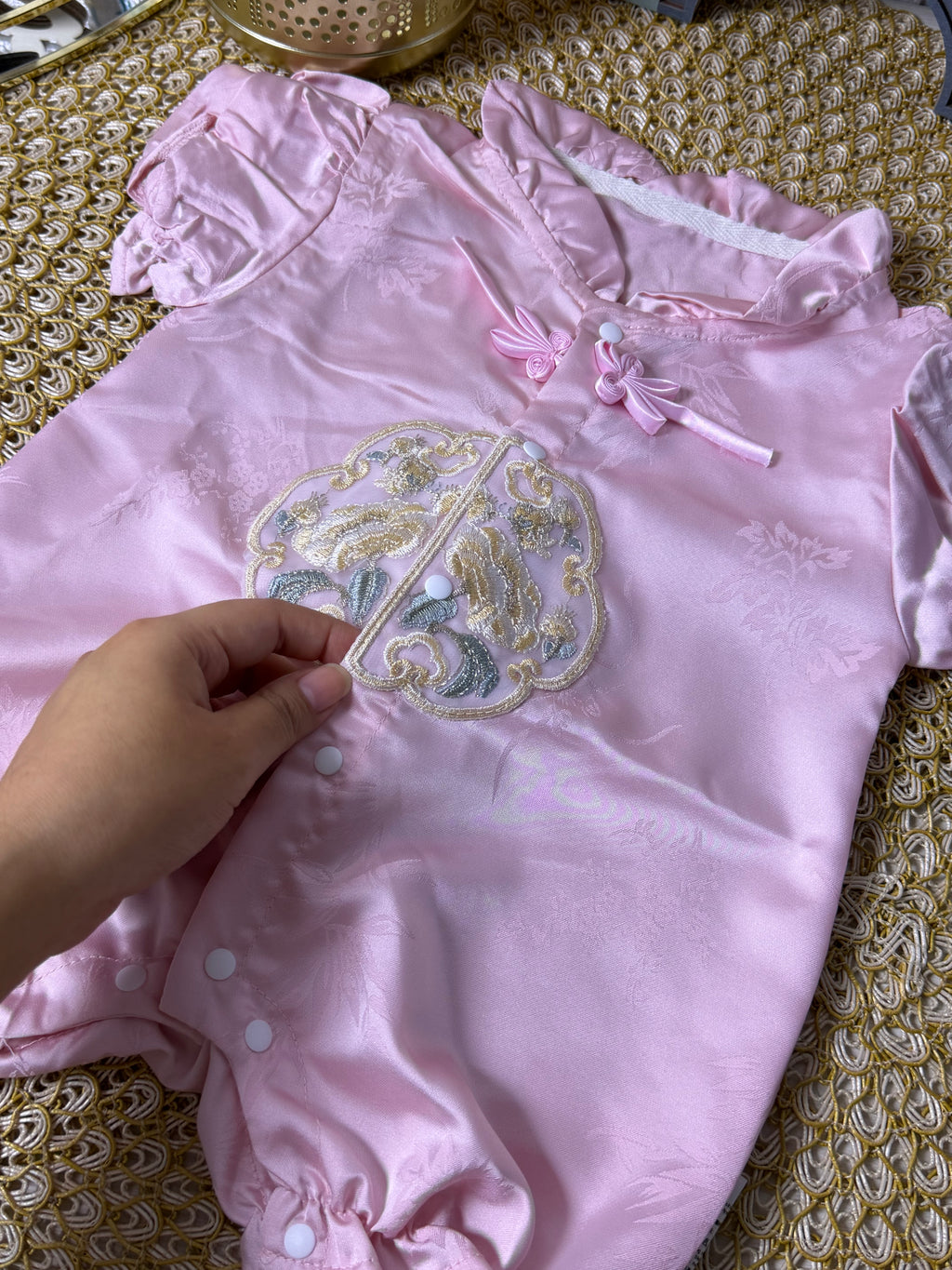 Enterizo rosa modelo chino