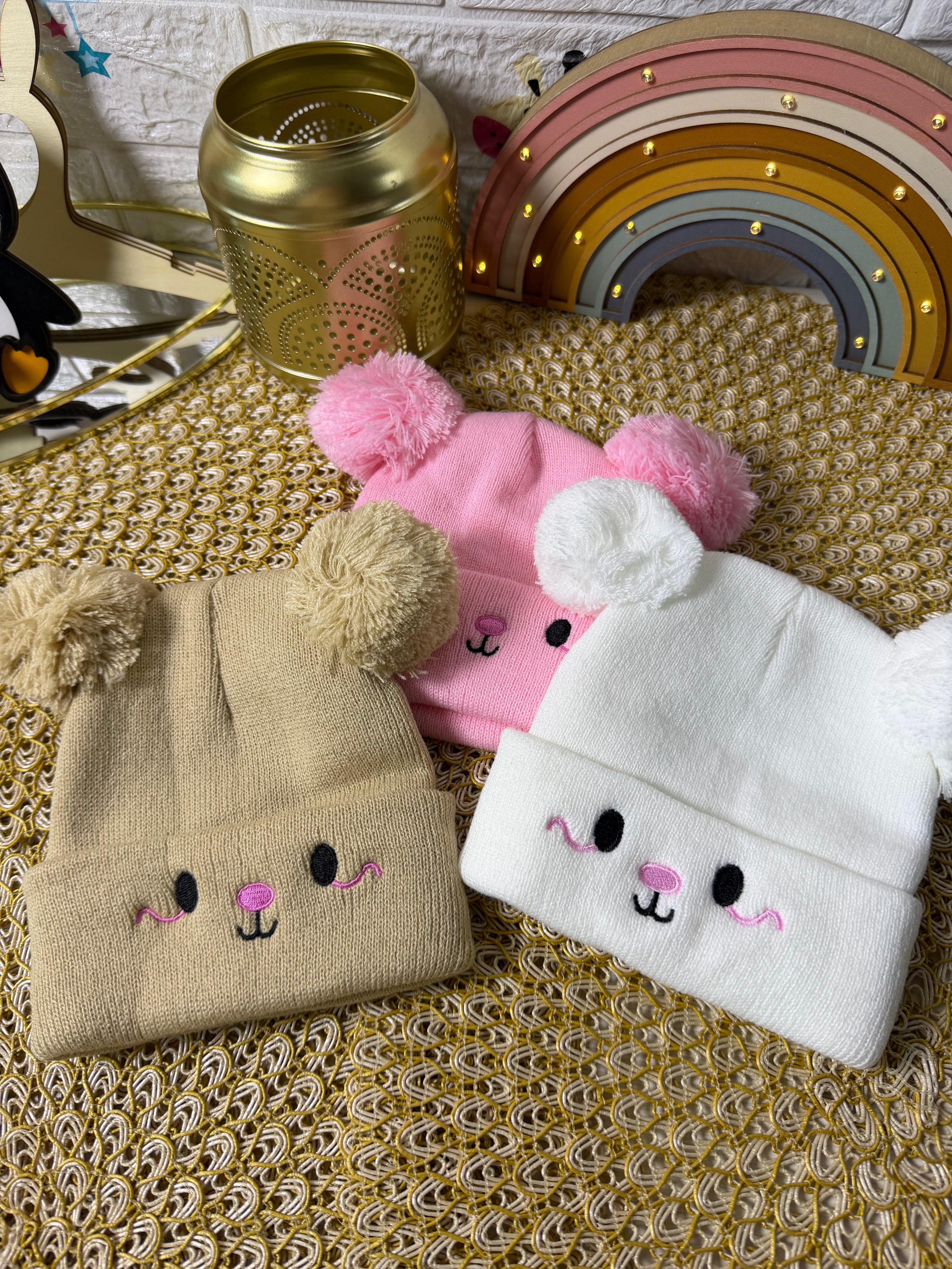 Gorro de punto bordado carita