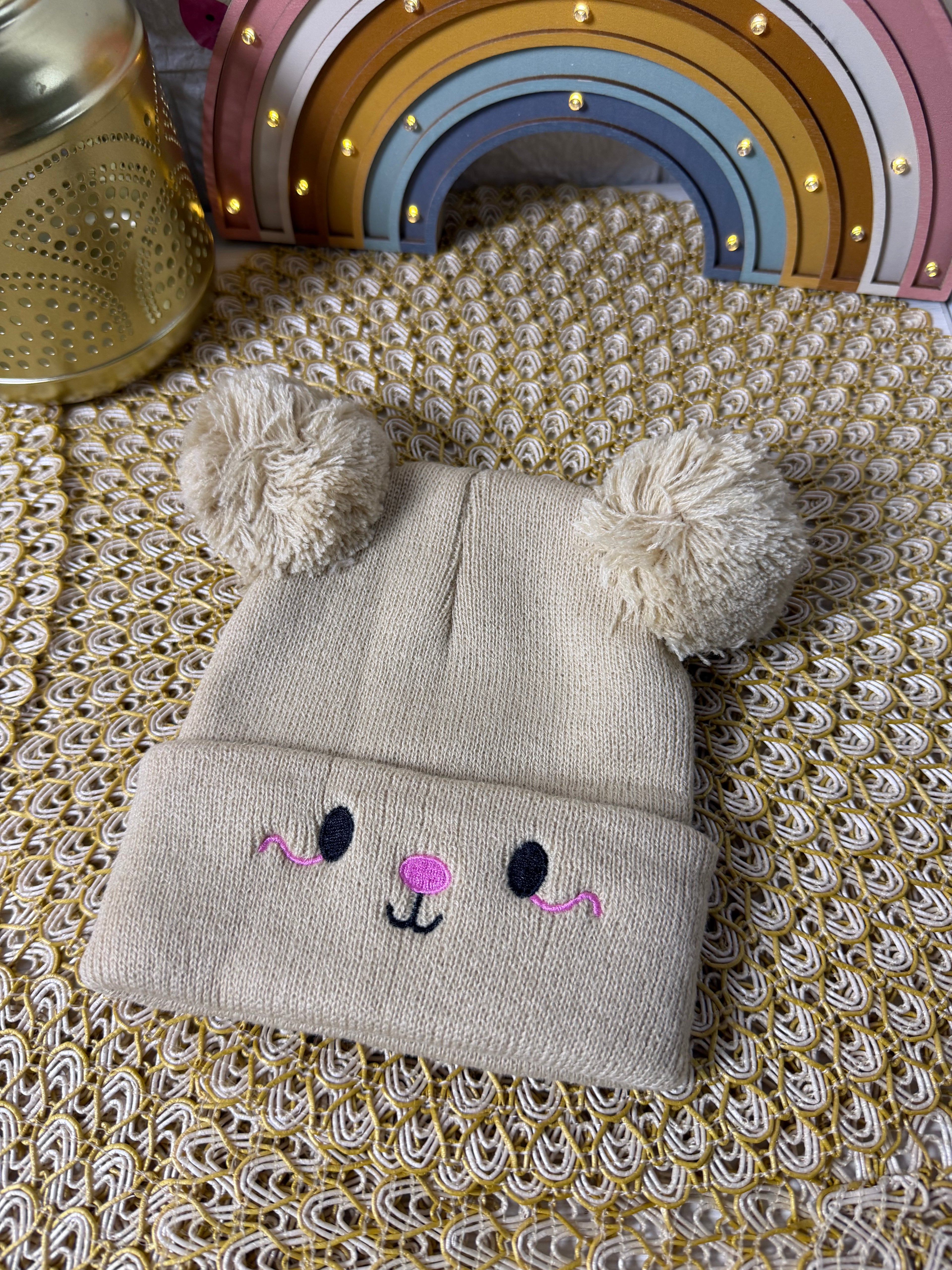 Gorro de punto bordado carita