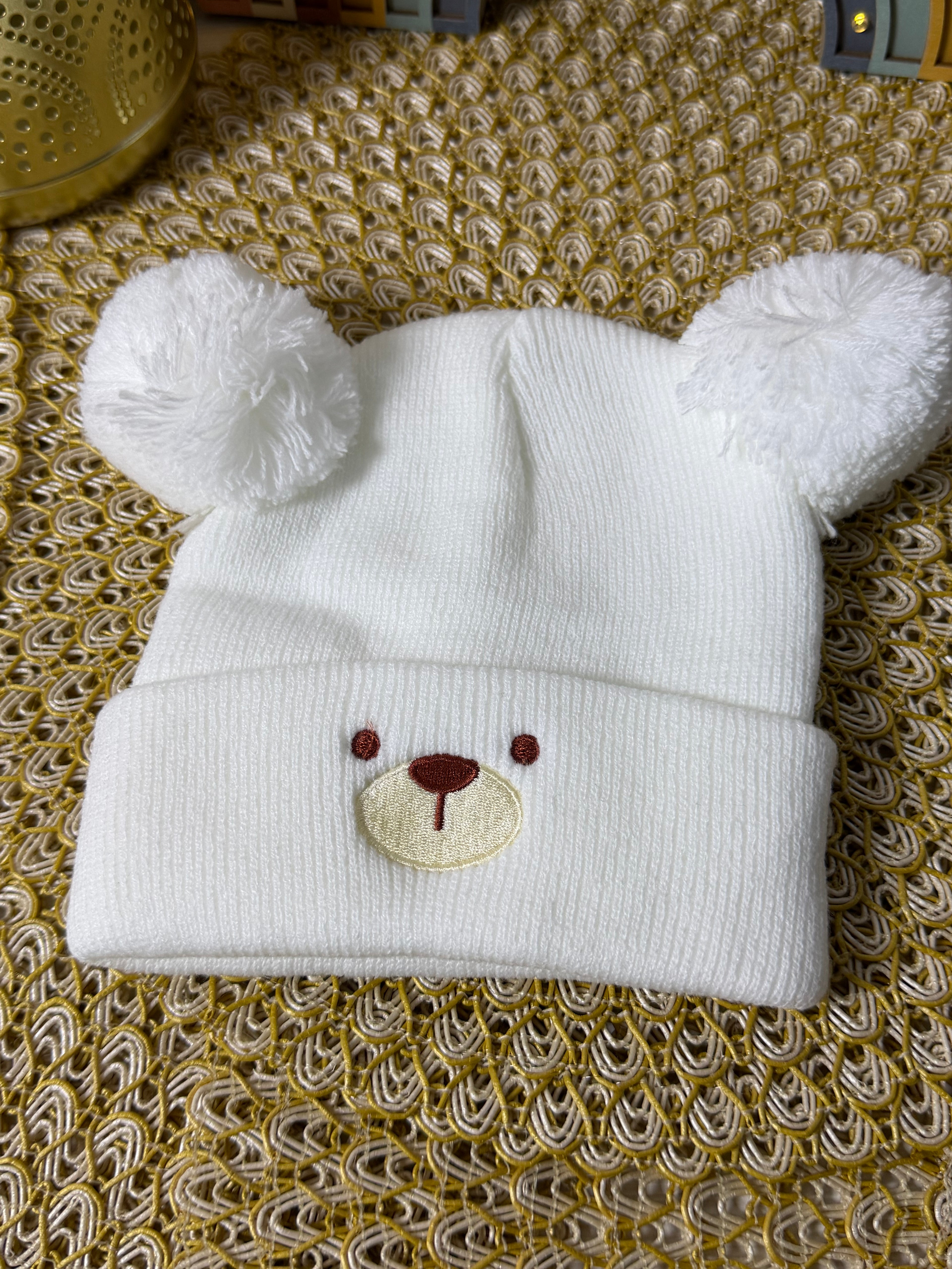 Gorro de punto carita oso bordado