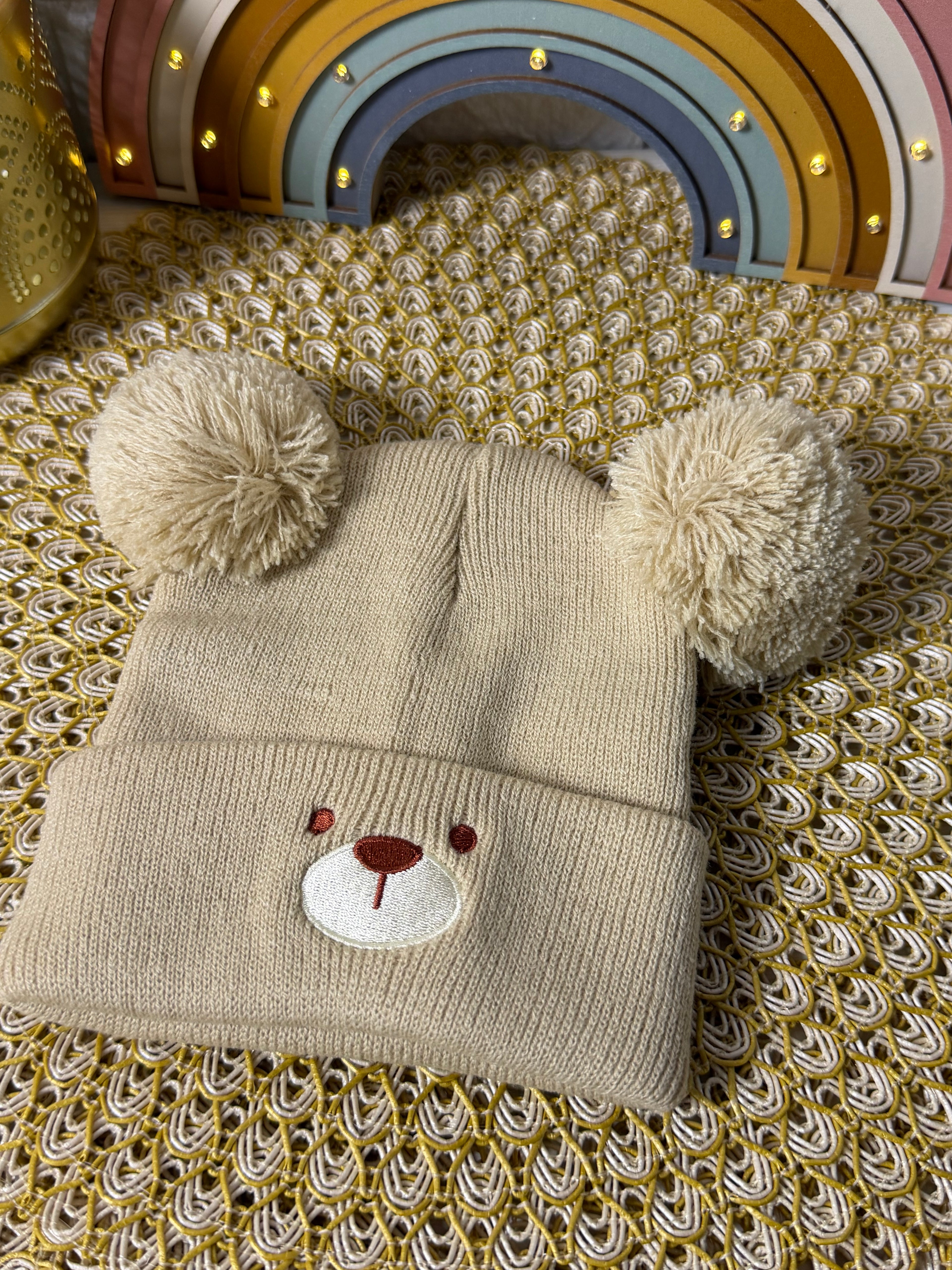 Gorro de punto carita oso bordado