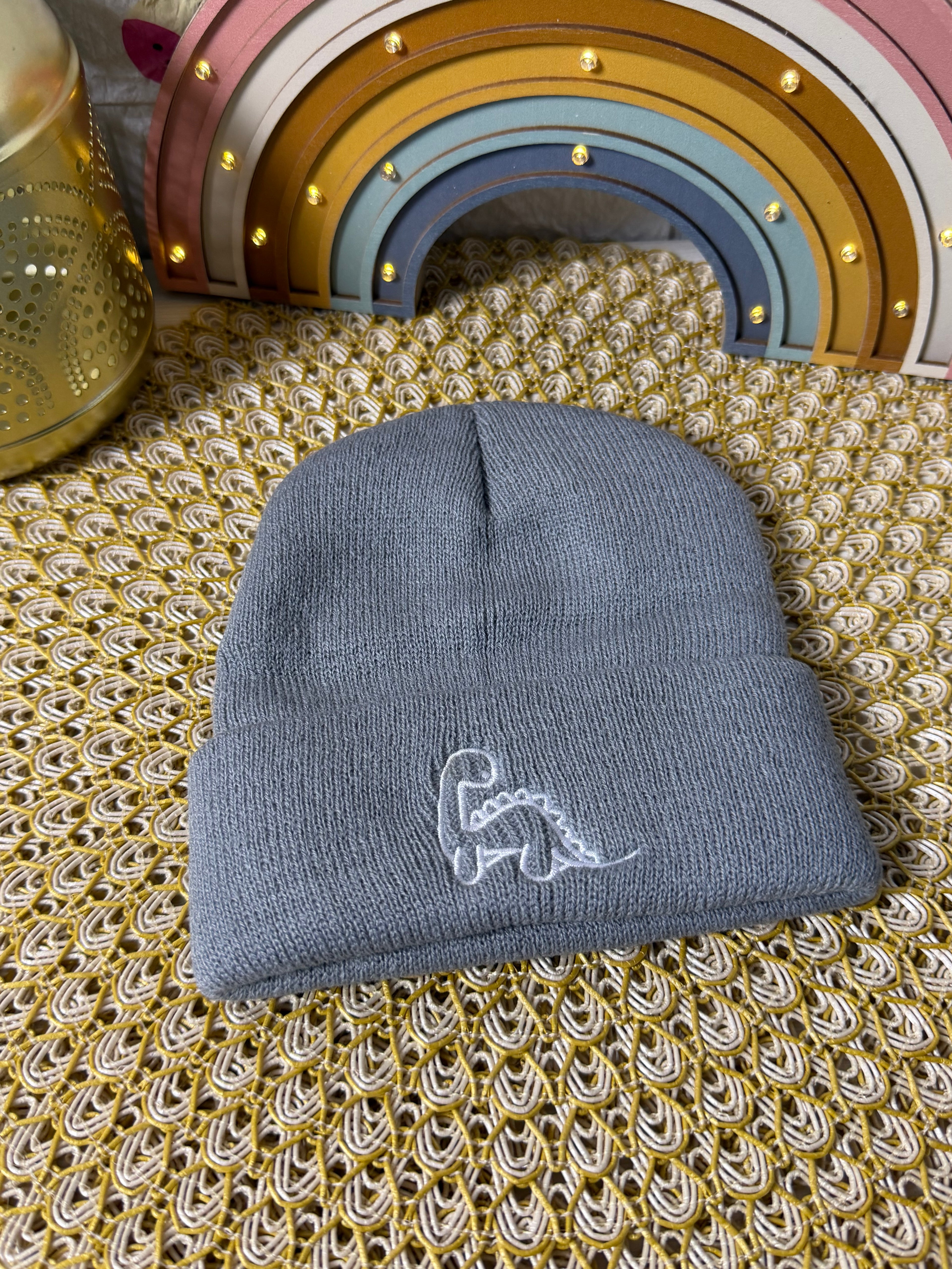 Gorro de punto bordado dinosaurio