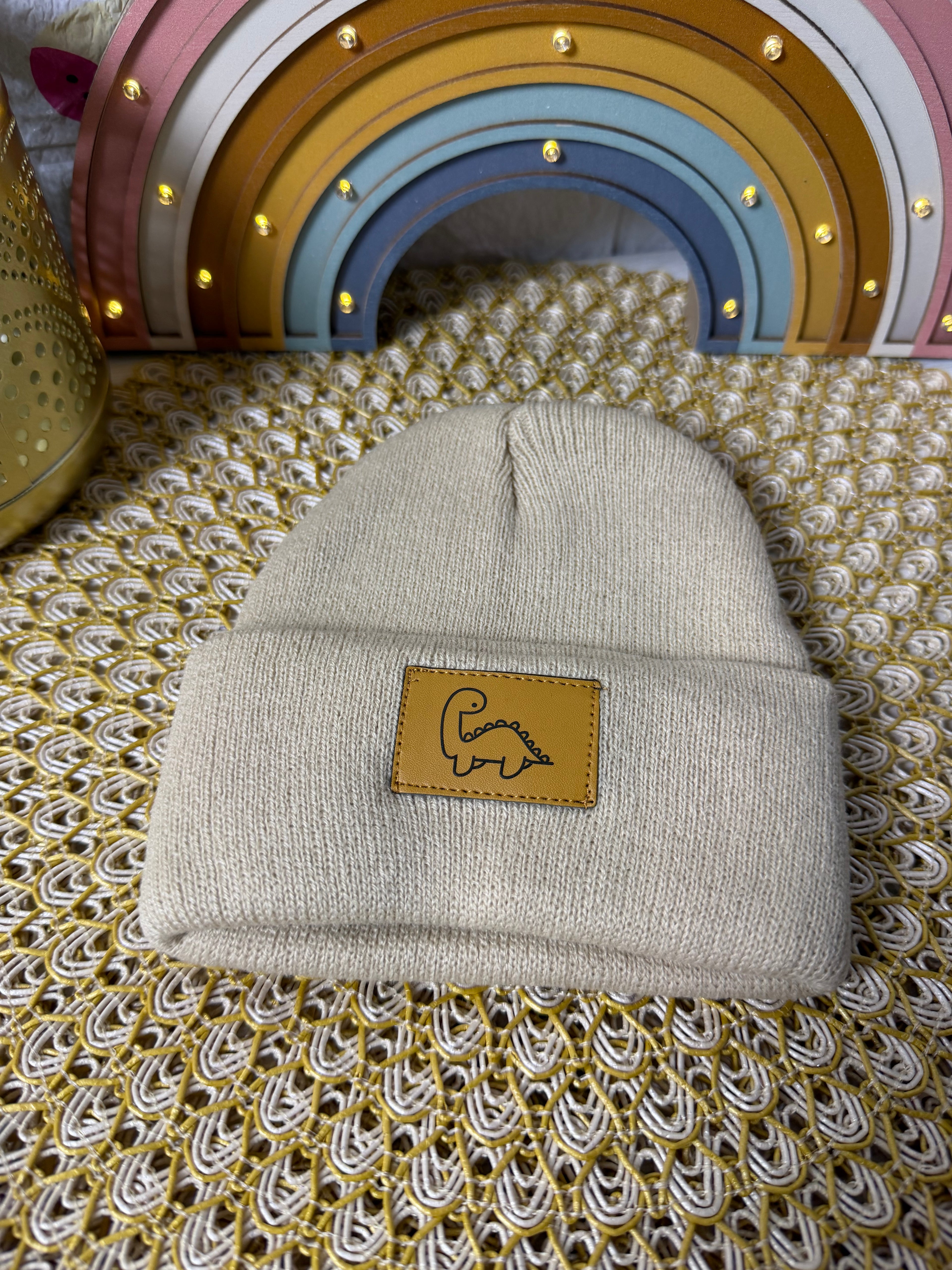 Gorro de punto dinosaurio etiqueta