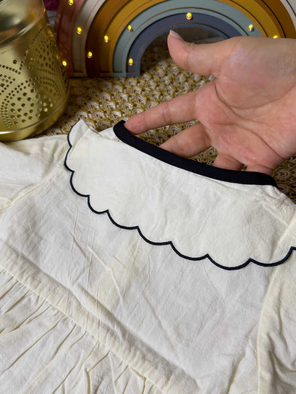 Body crema con bordados negros