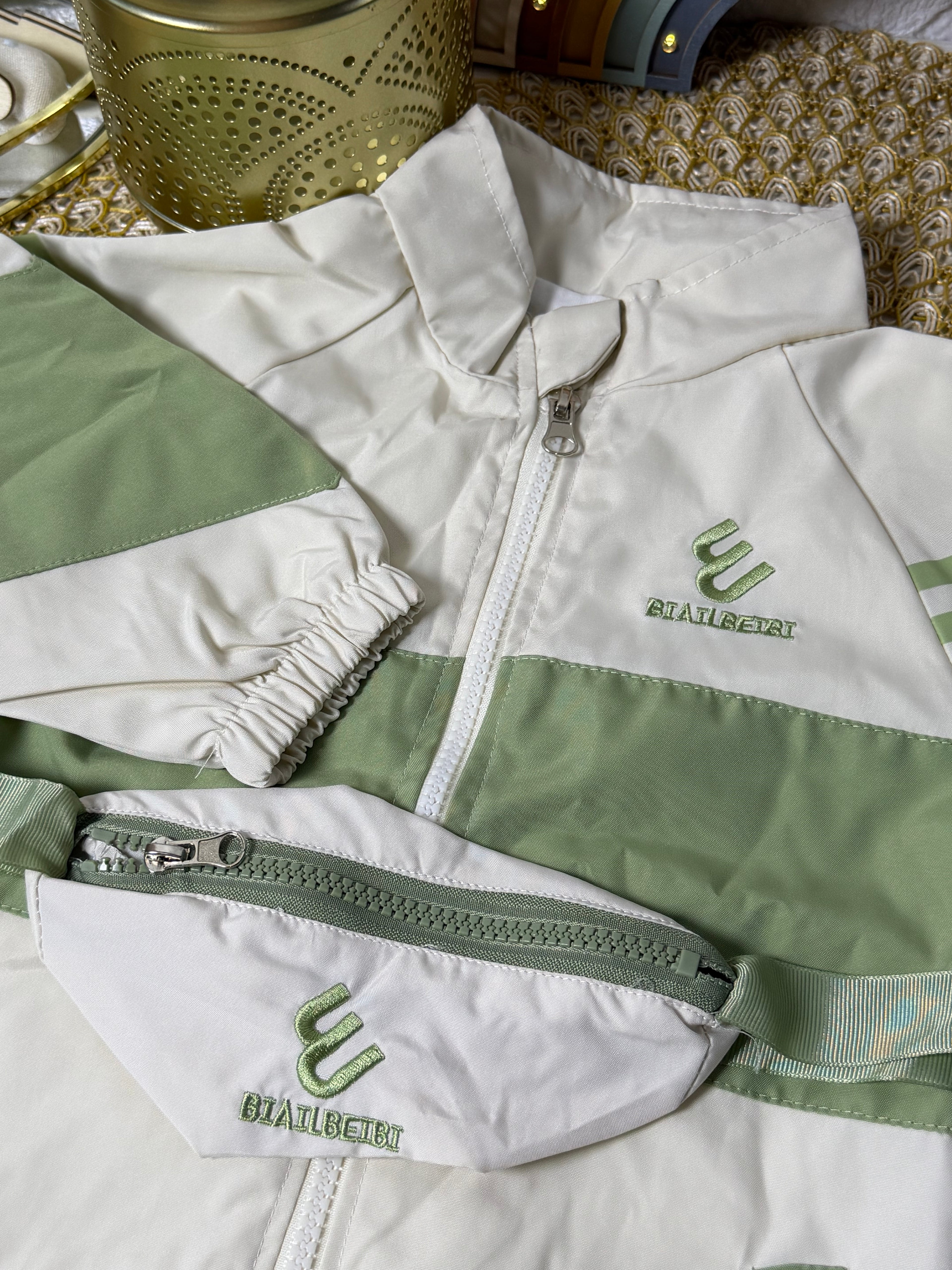Enterizo crema con verde