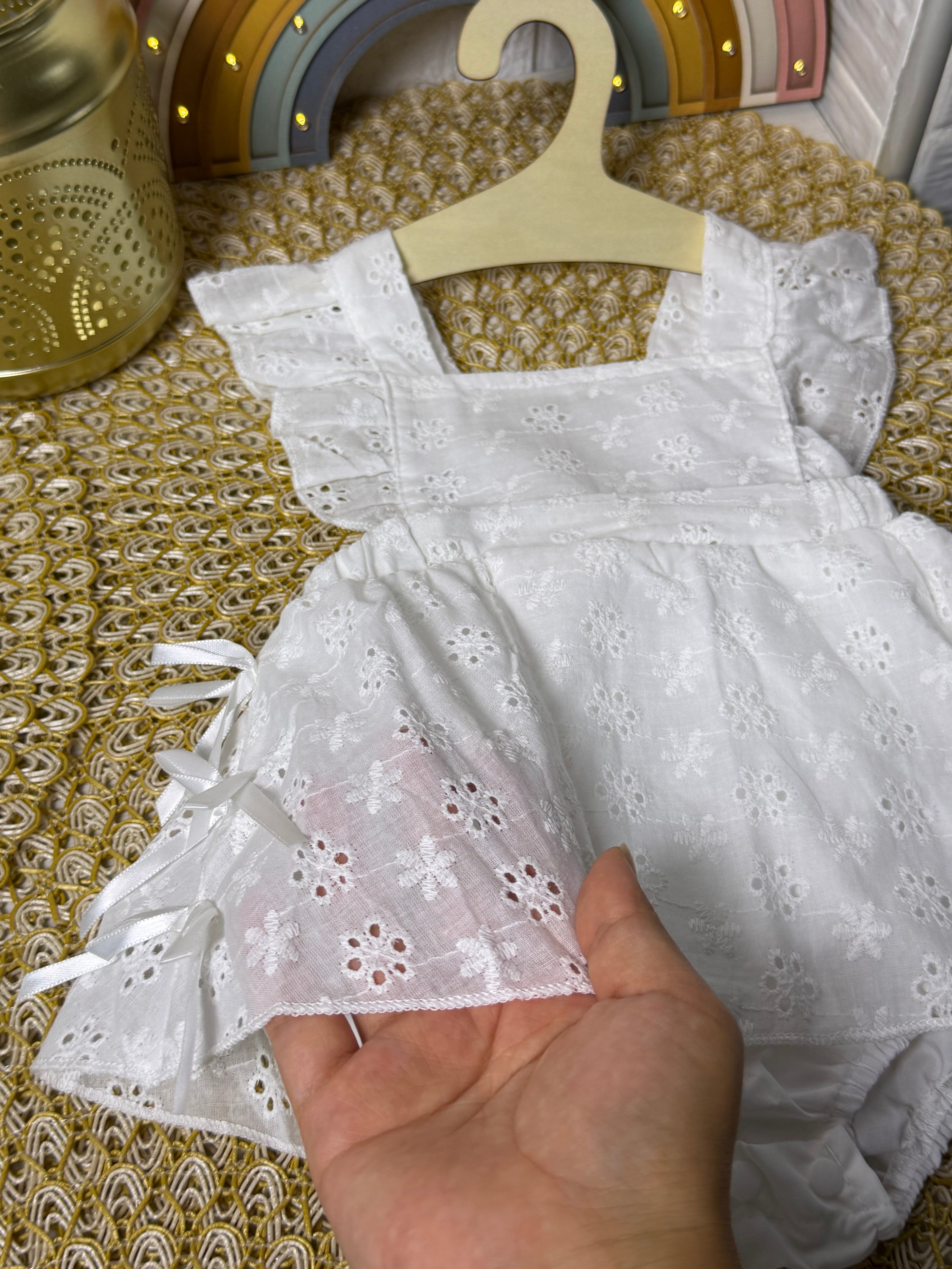 Pelele blanco bordados calados
