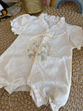 Mameluco crema modelo chino