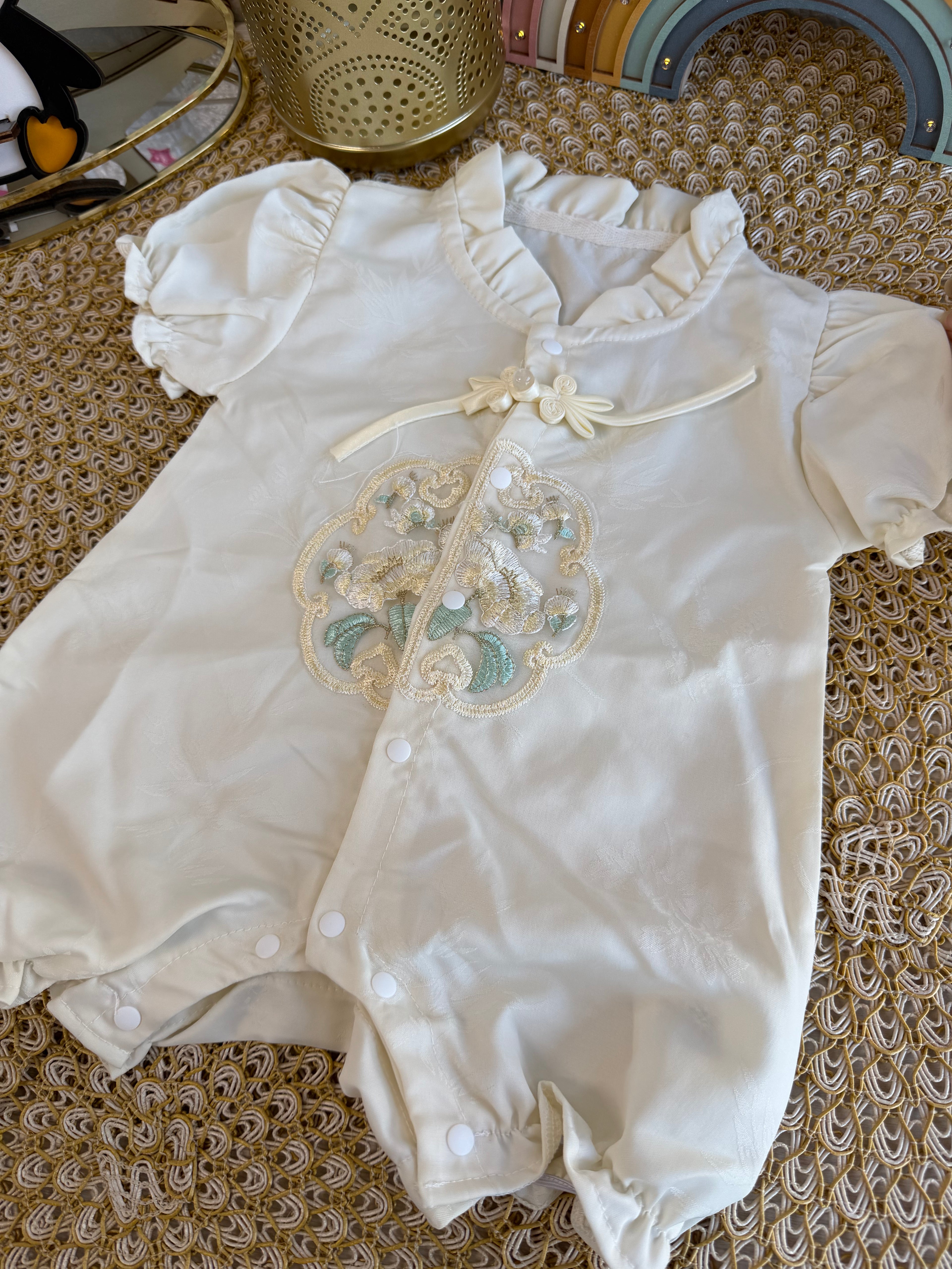 Mameluco crema modelo chino