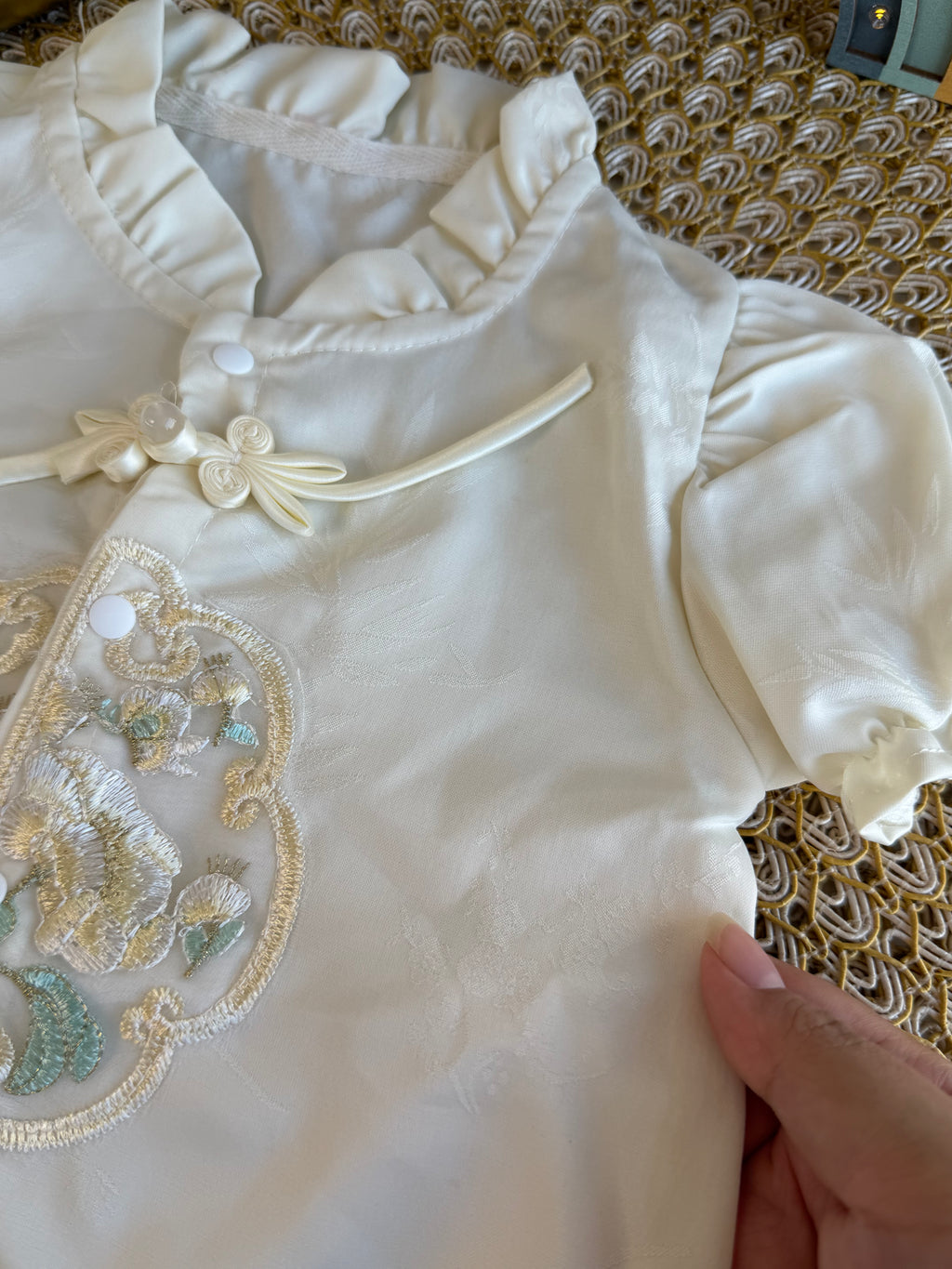 Mameluco crema modelo chino