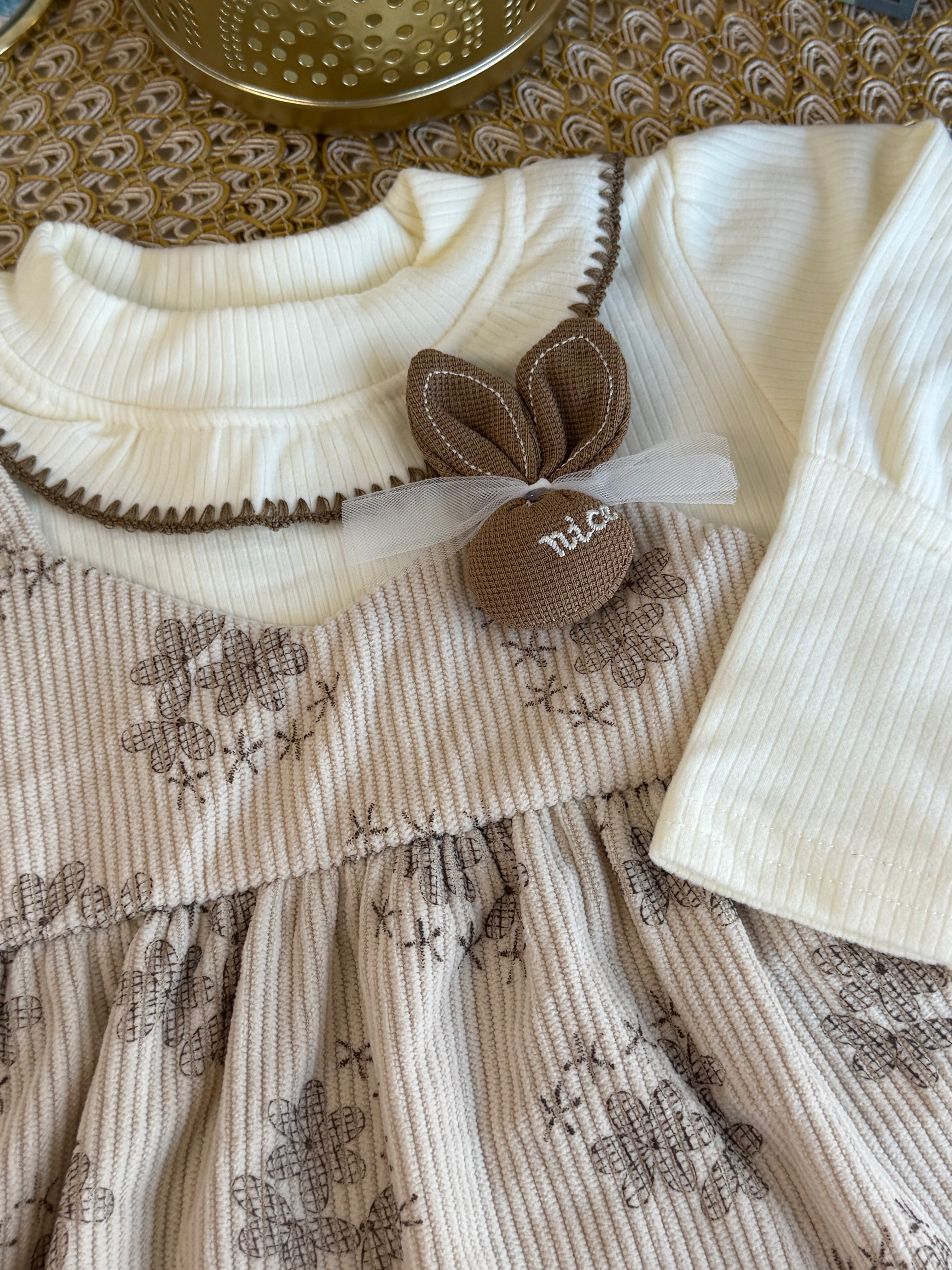 Vestido beige conejito