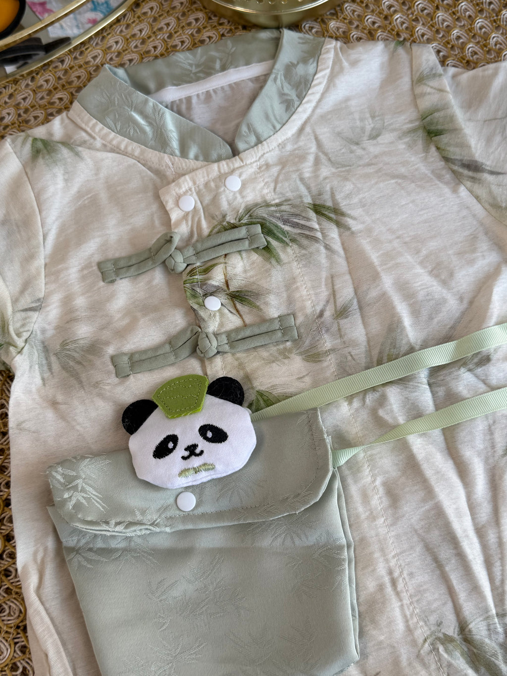 Mameluco verde modelo chino