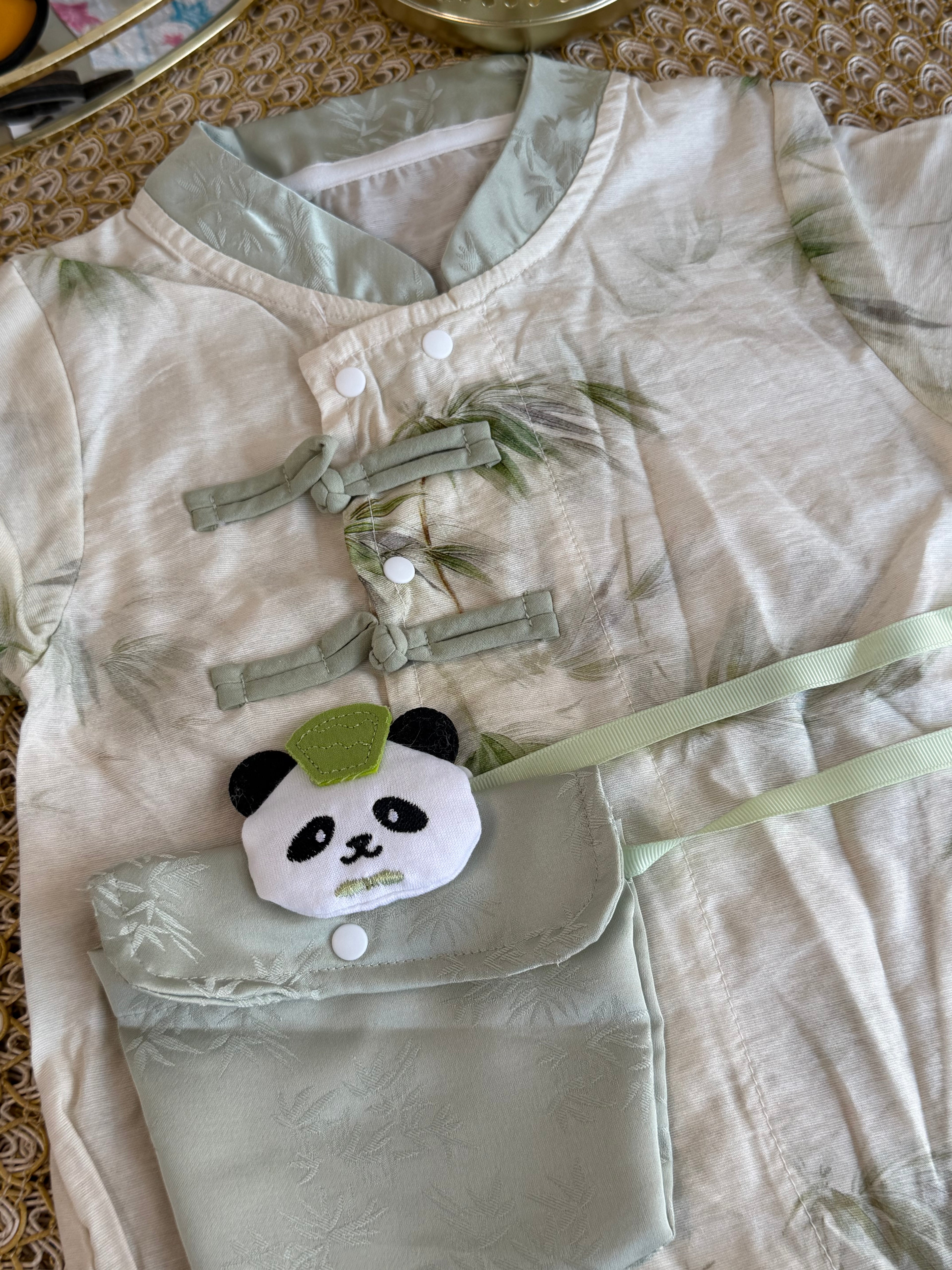 Mameluco verde modelo chino