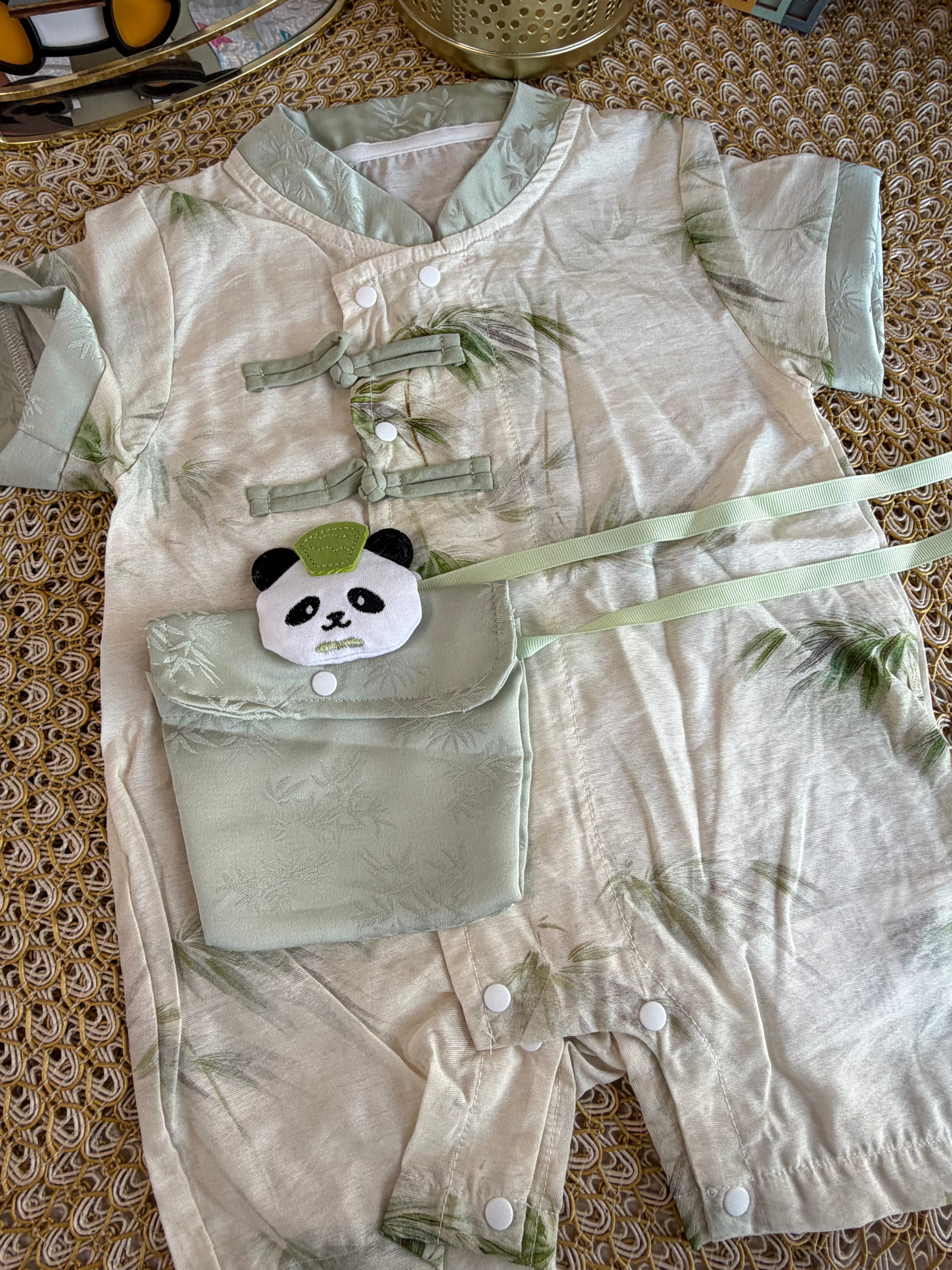 Mameluco verde modelo chino