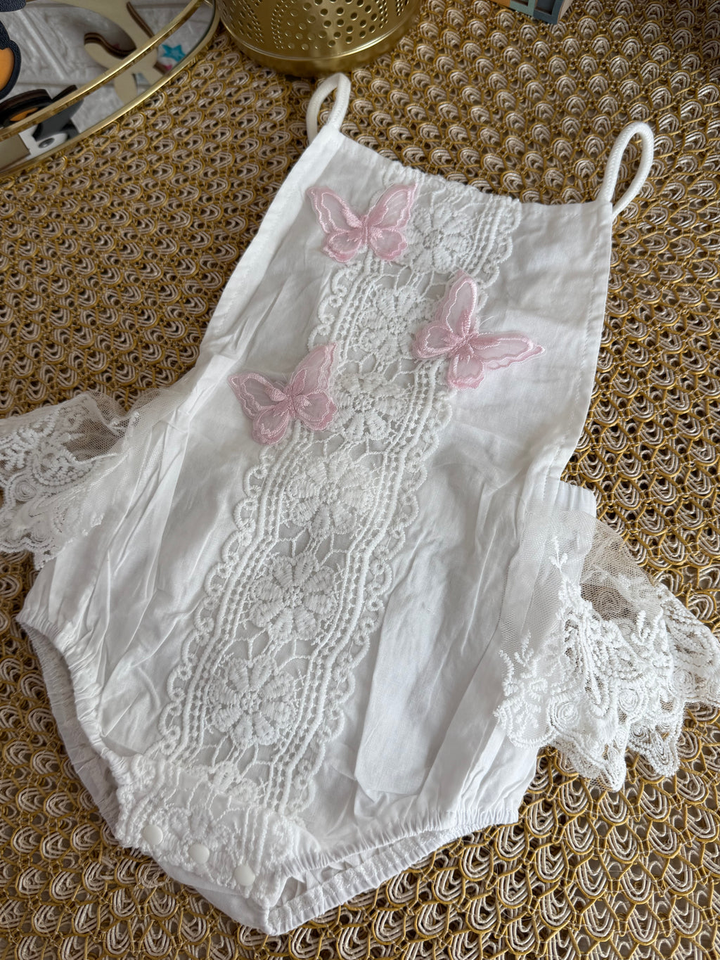 Pelele con mariposas rosadas