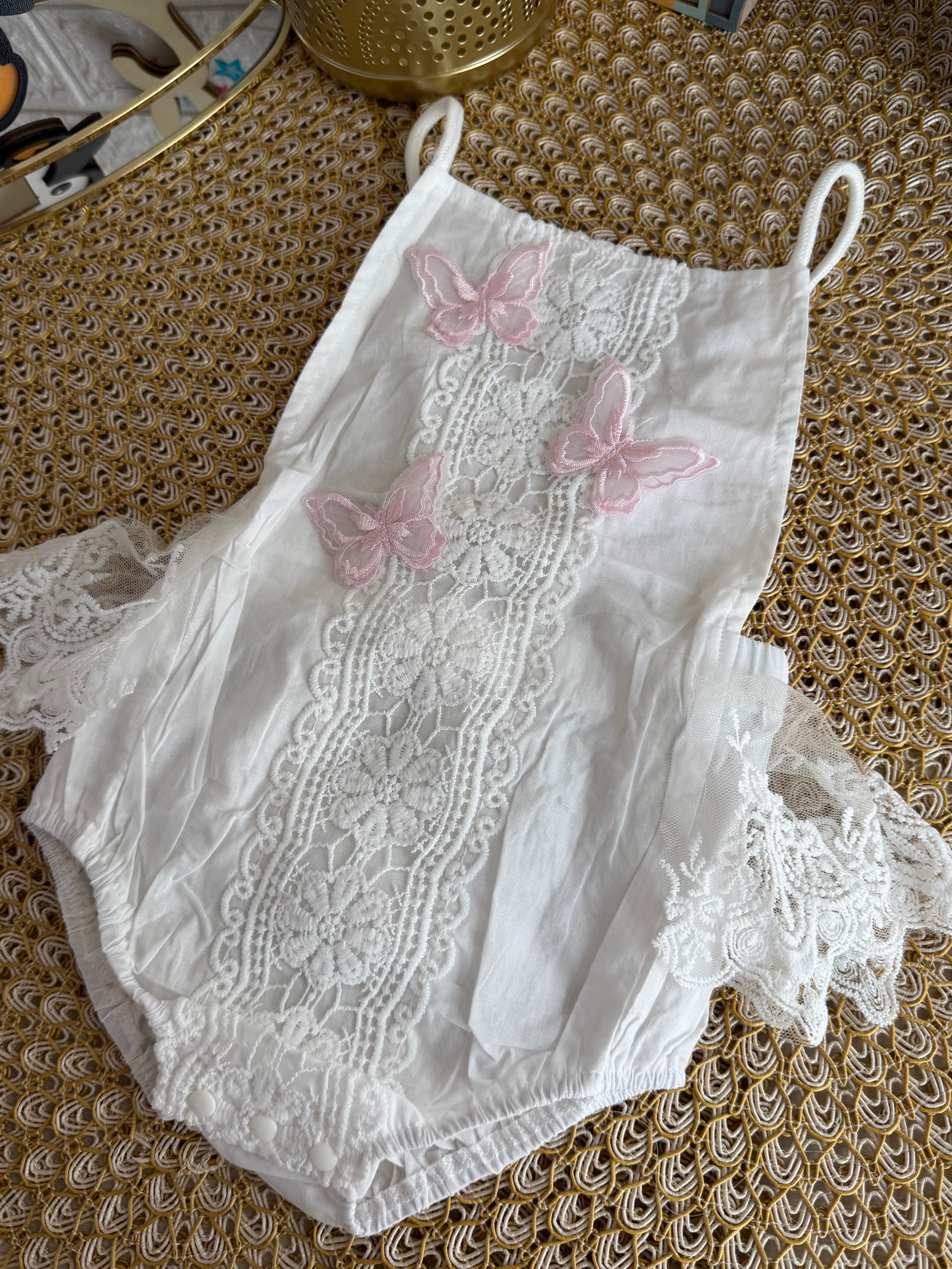 Pelele con mariposas rosadas
