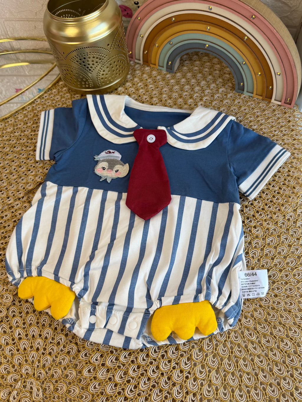 Enterizo pingüino con corbata