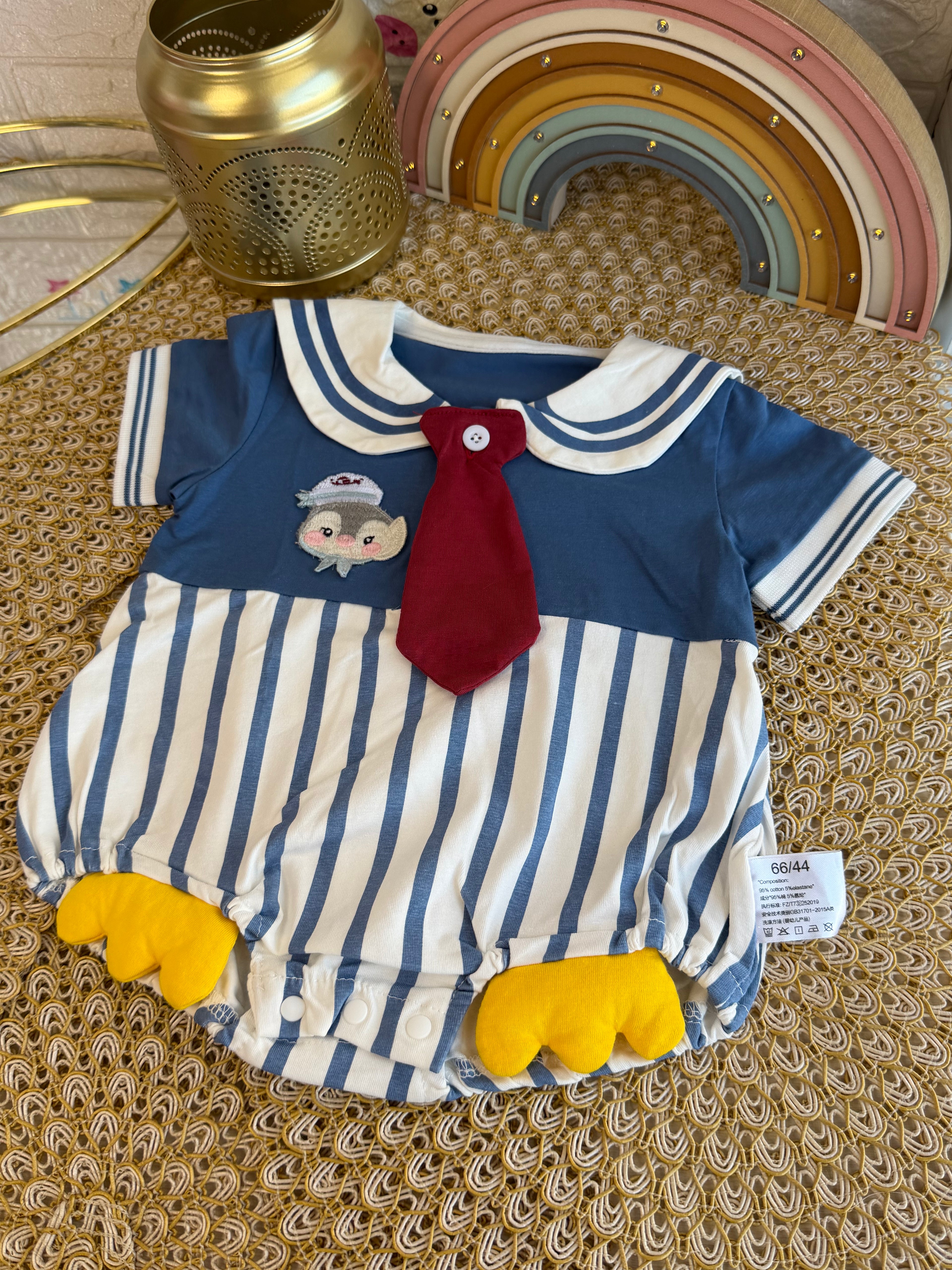 Enterizo pingüino con corbata