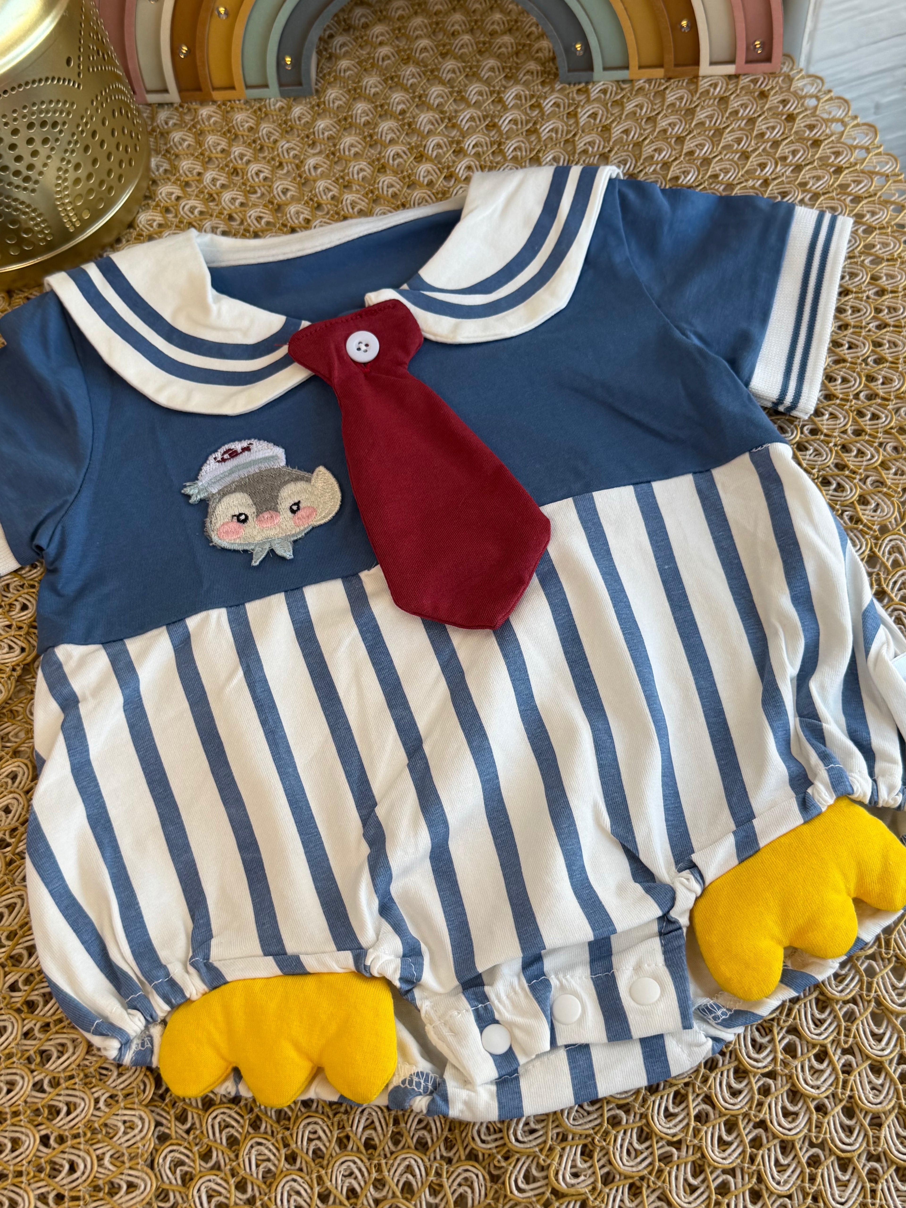 Enterizo pingüino con corbata