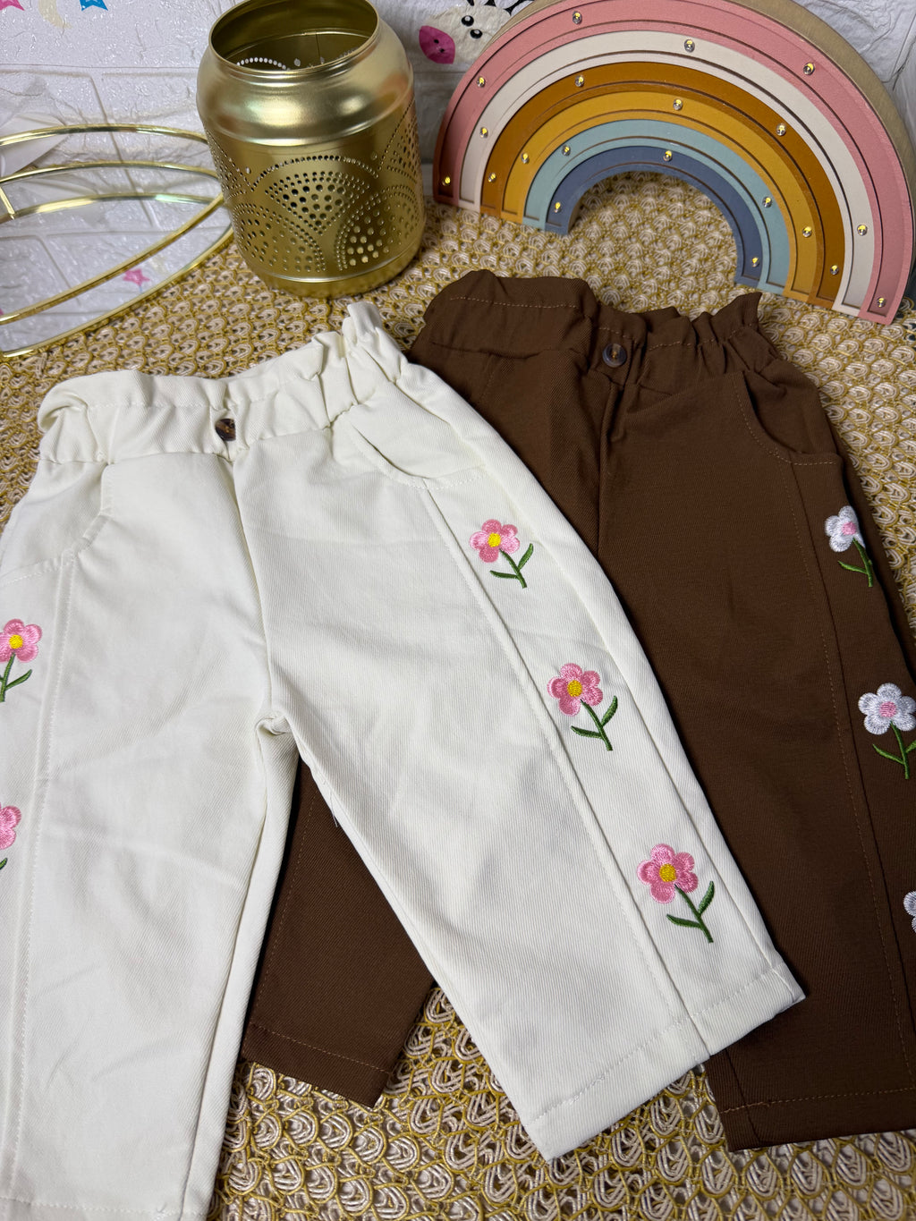 Pantalón con bordados de flores
